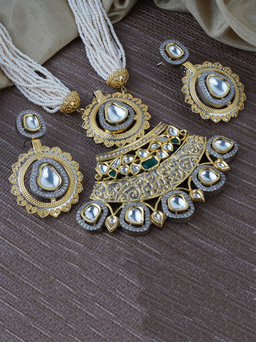 

AURAA TRENDS 22KT Gold Plated Kundan Studded & Beaded Jewellery Set