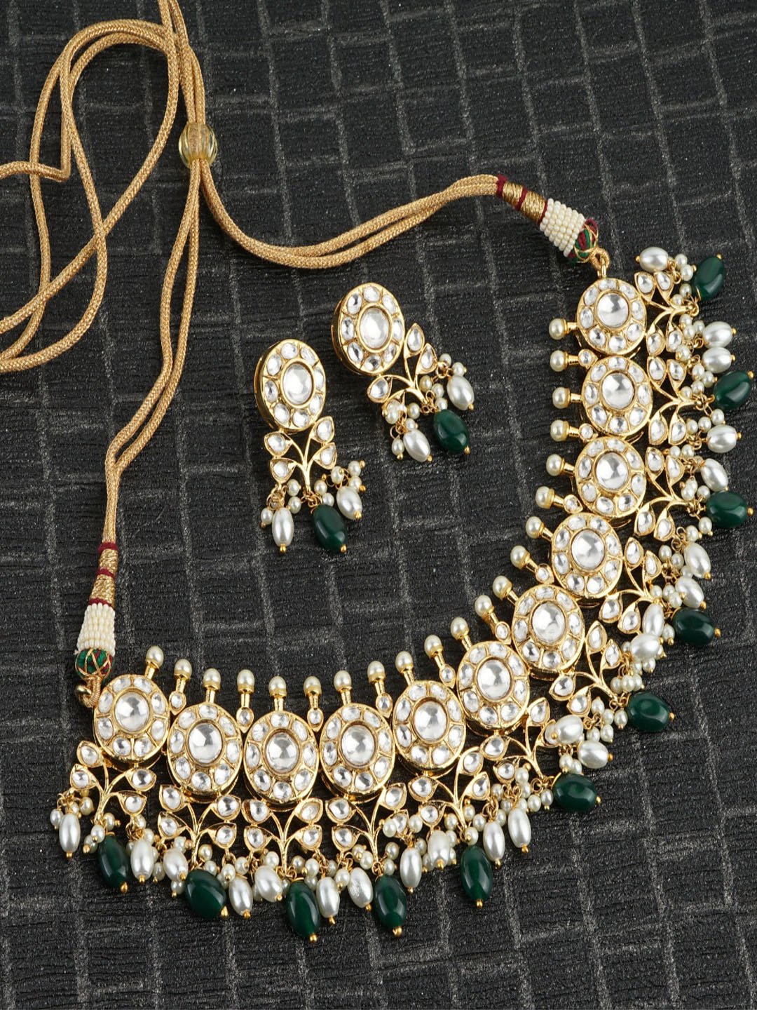 

AURAA TRENDS Gold-Plated Kundan-Studded & Beaded Jewellery Set
