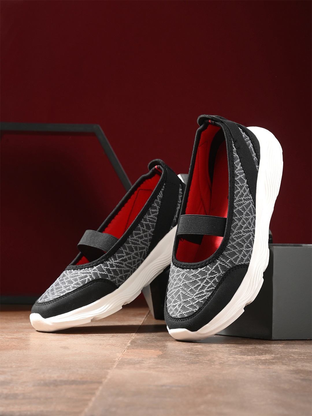 

HRX by Hrithik Roshan Women Walking Shoes, Black