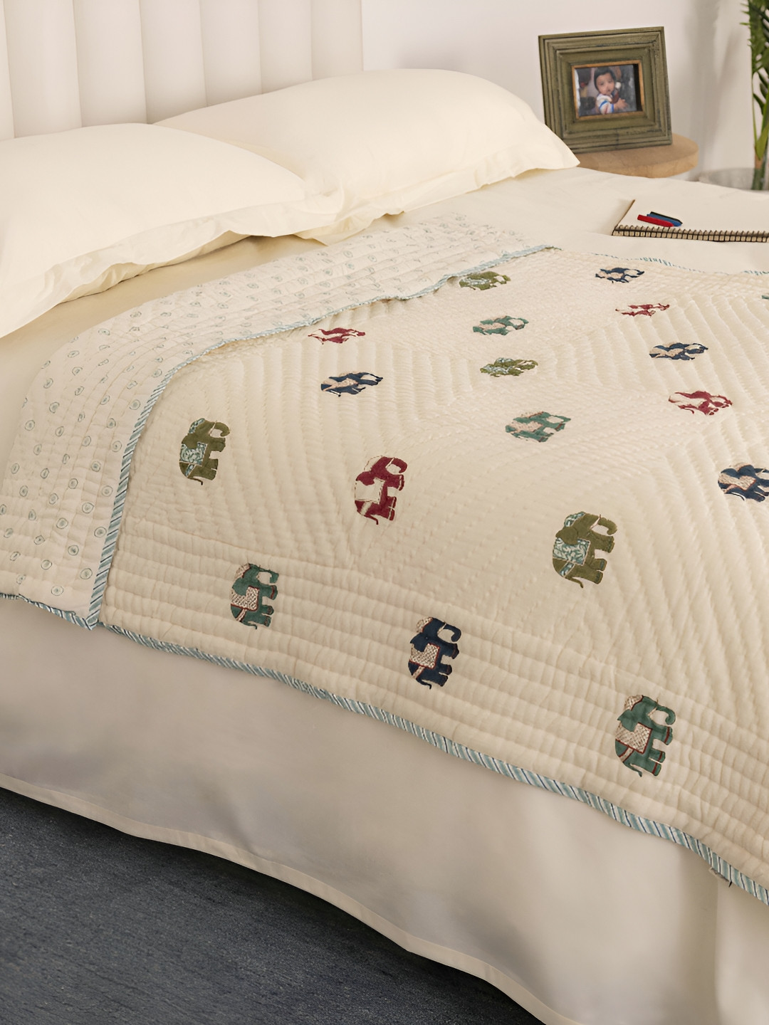

HOUMN White & Red Printed AC Room Single Bed Quilt