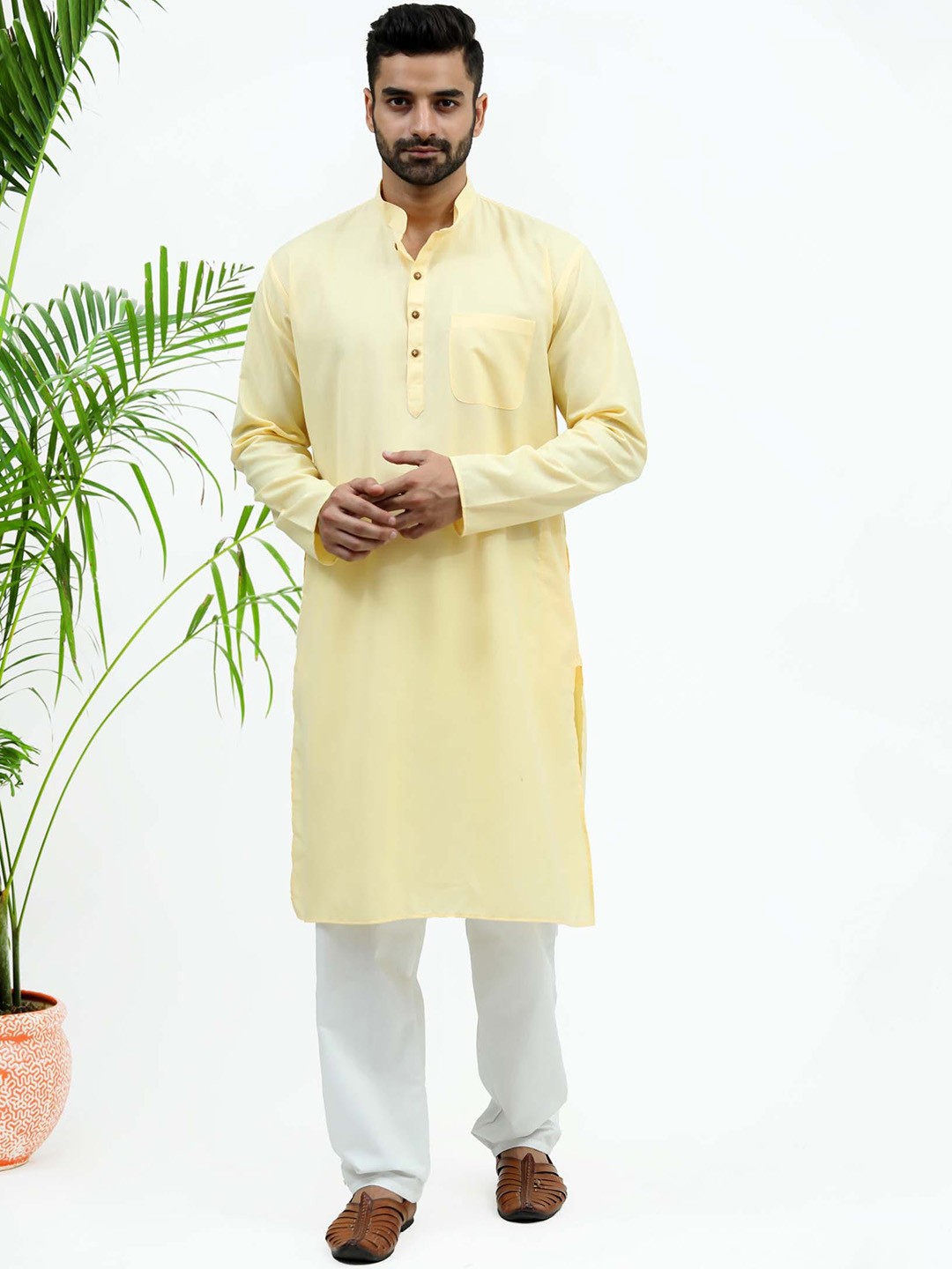 

BLUESAANCHI Mandarin Collar Regular Kurta with Trousers, Yellow