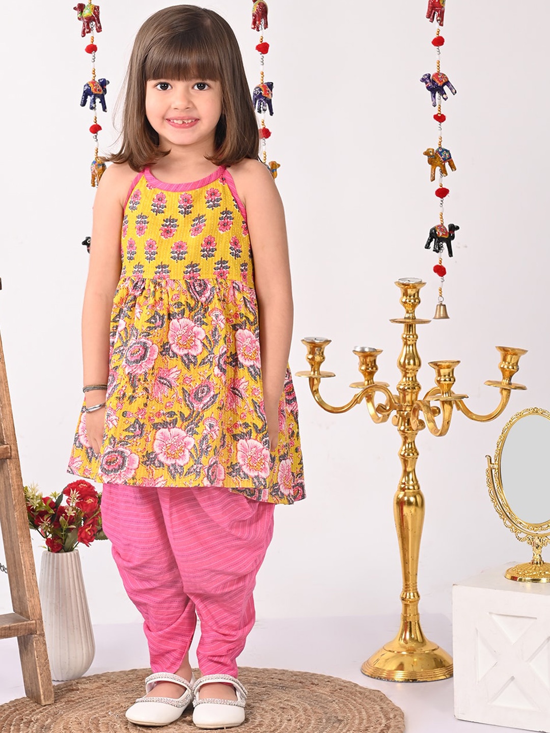 

Sangria Girls Floral Printed Pure Cotton Halter Neck Kurta Sets, Yellow