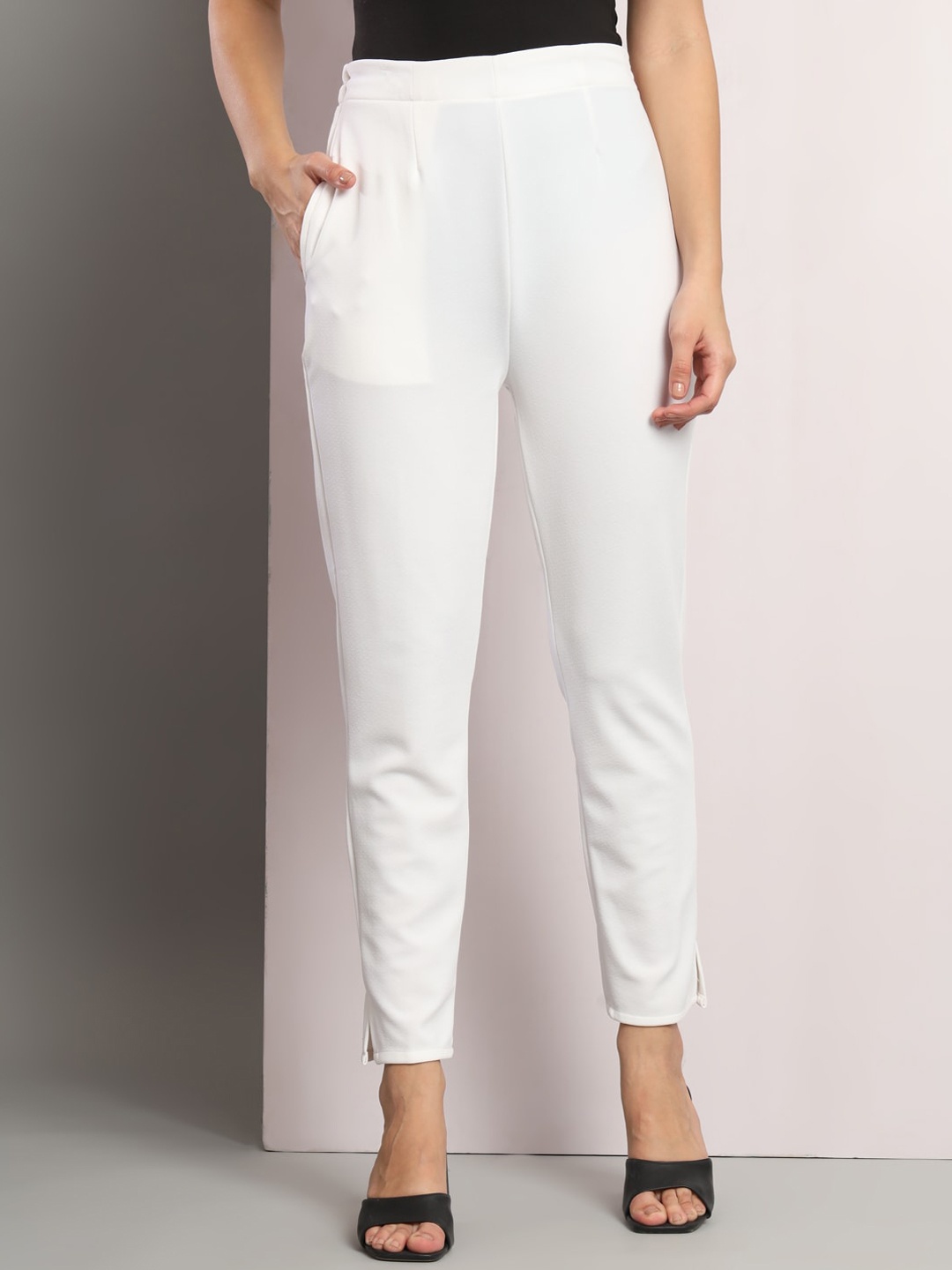 

Q-rious Women Mid-Rise Cropped Trousers, White