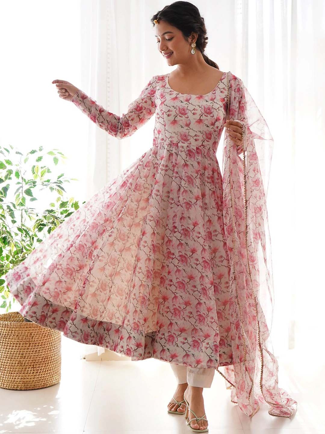 

BLACK SCISSOR Floral Printed Round Neck Long Sleeves Anarkali Kurta Set, Pink