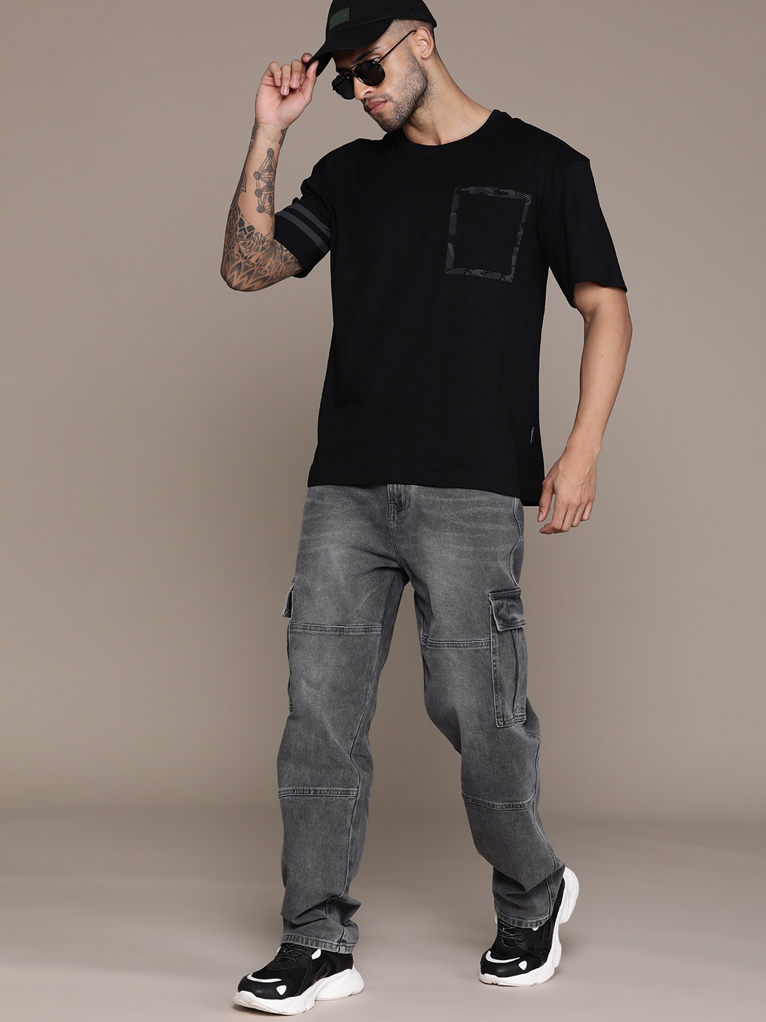 

Roadster Men Relaxed Fit Light Fade Stretchable Cargo Jeans, Grey