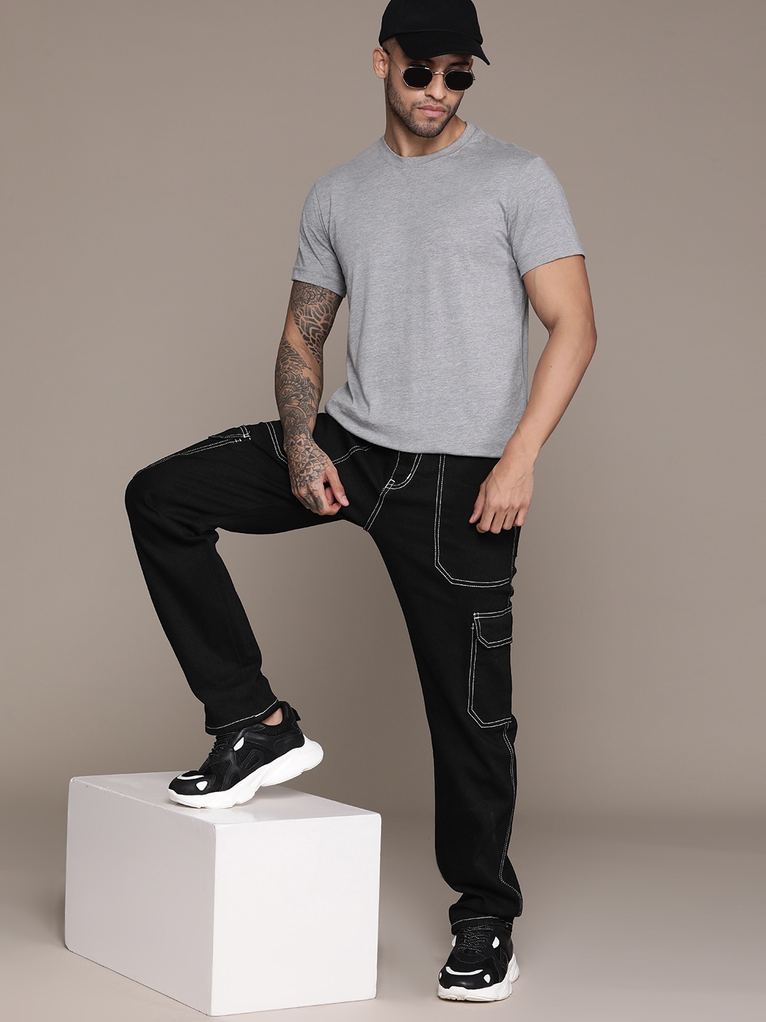 Roadster Men Relaxed Fit Stretchable Cargo Jeans, Black