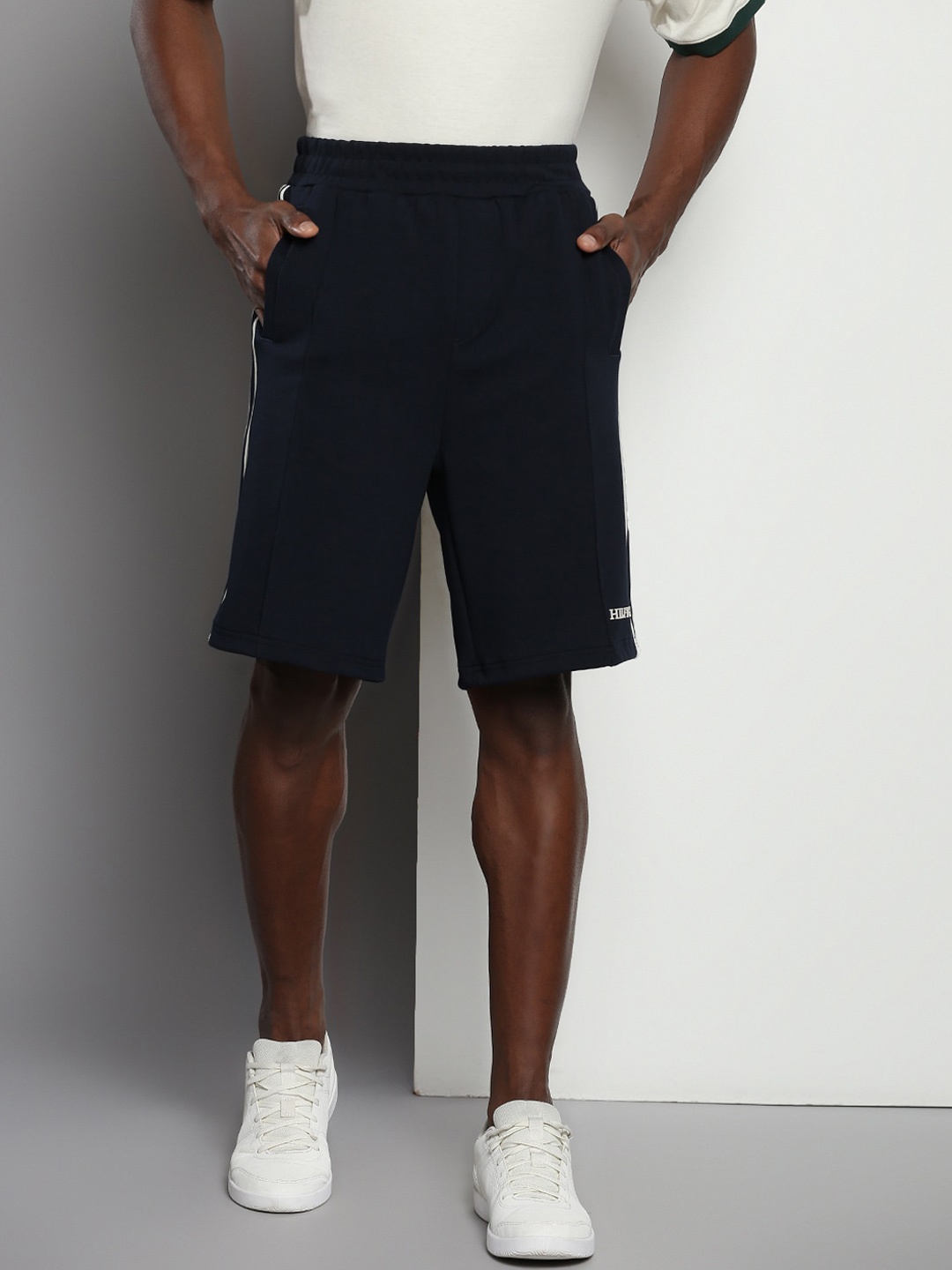 

Tommy Hilfiger Men Regular Fit Shorts, Navy blue