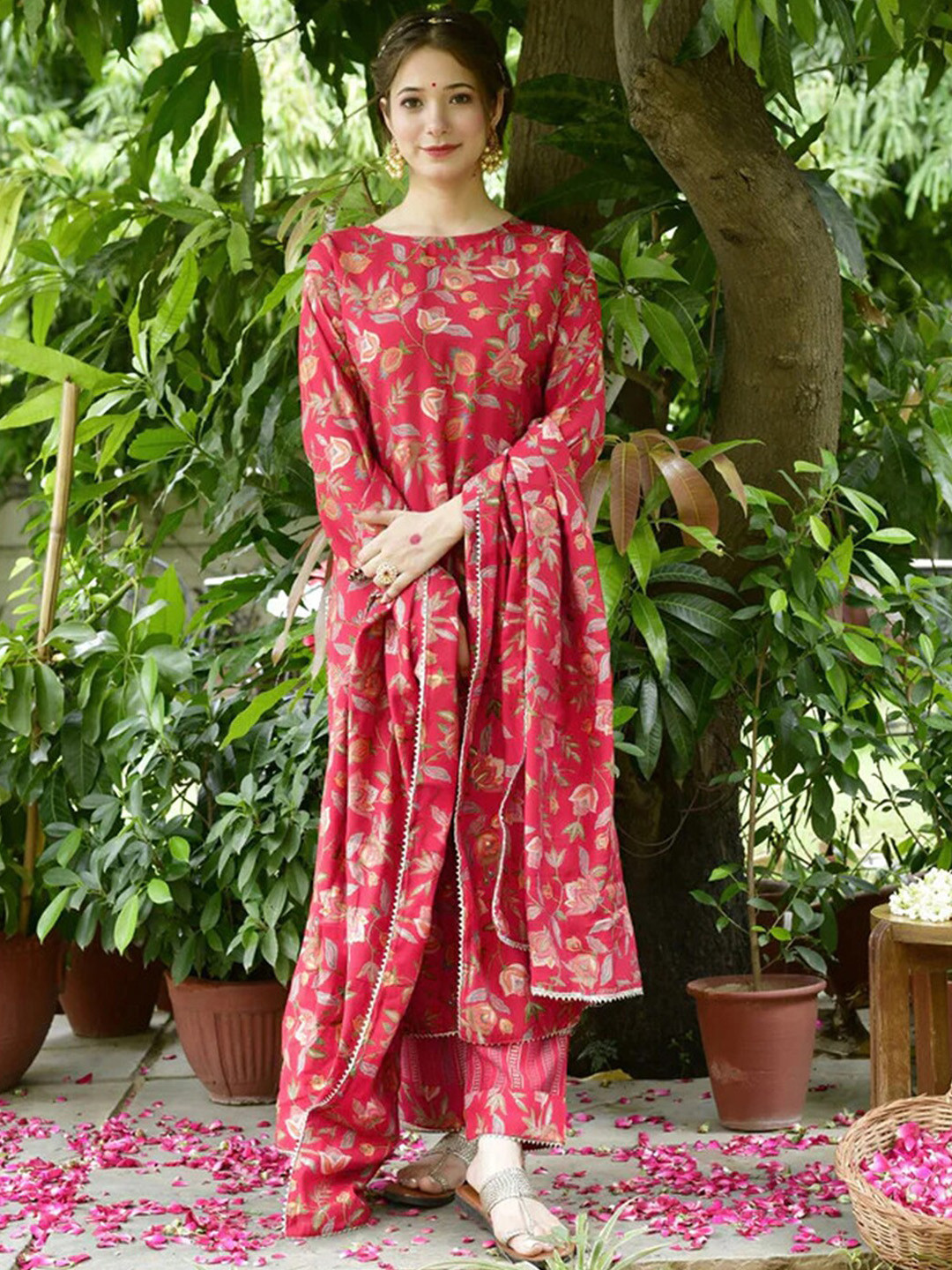 

SKYLEE Floral Printed Regular Gotta Patti Kurti with Palazzos & With Dupatta, Red