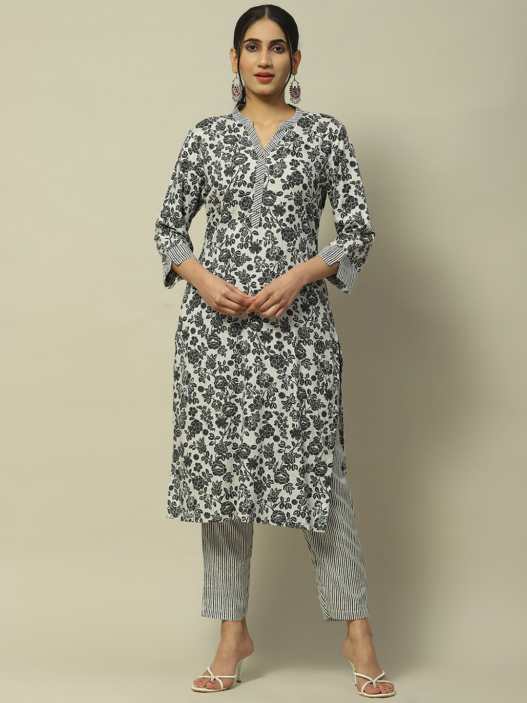 

Rangriti Plus Size Floral Printed Band Collar Straight Kurta With Trouser, Black