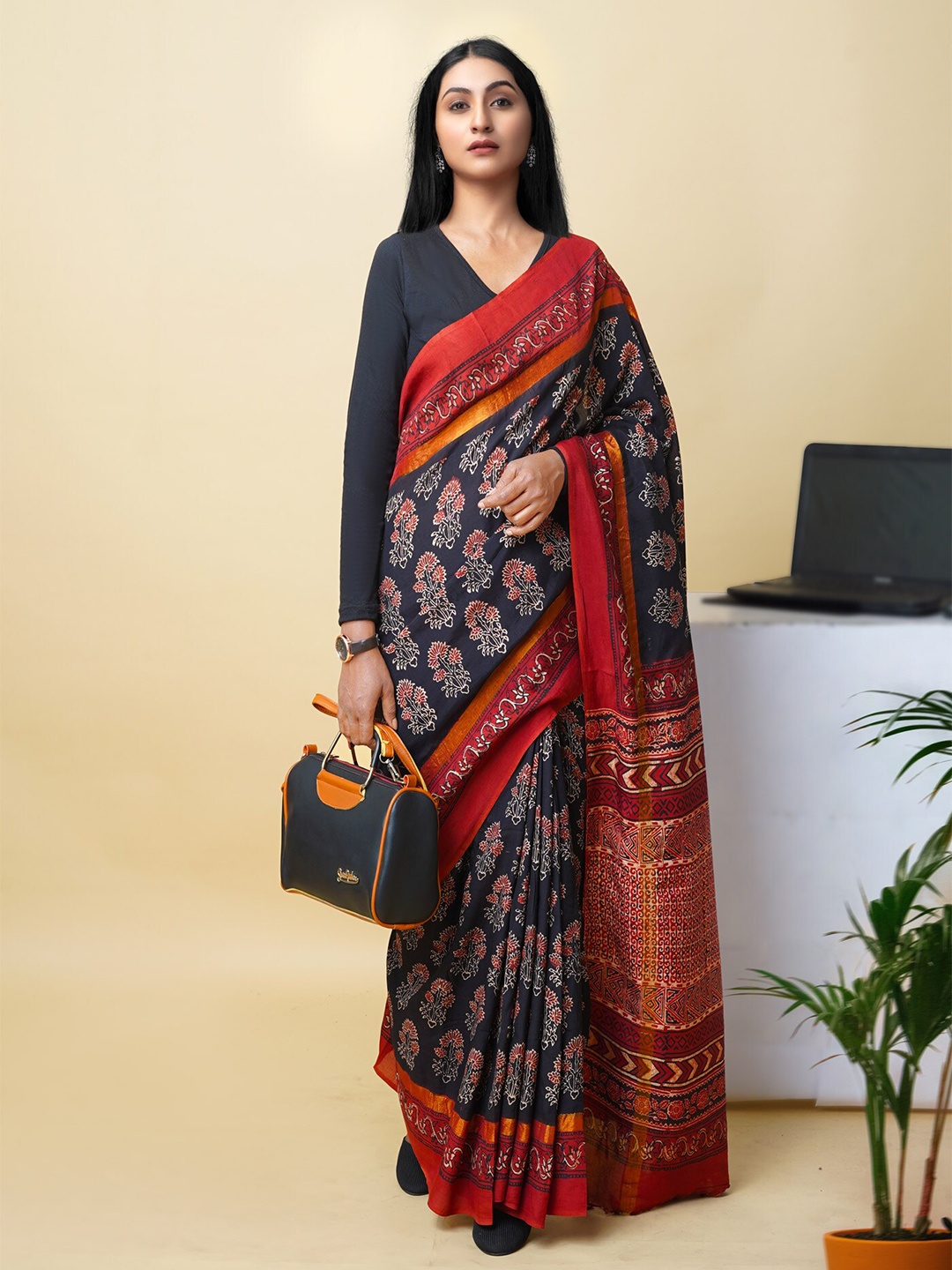 

Unnati Silks Floral Zari Handloom Block Print Saree, Black