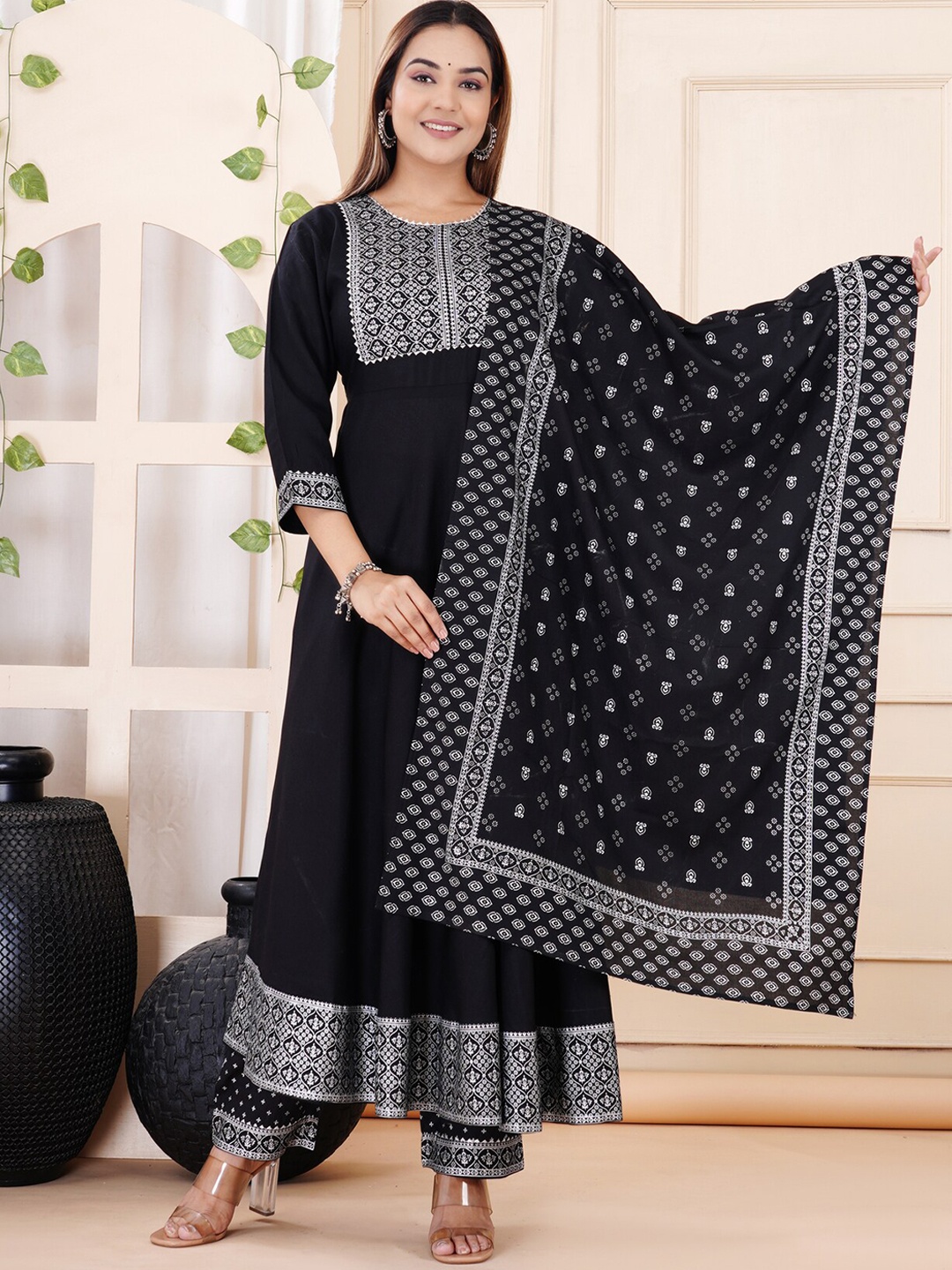 

HEERAJI Floral Printed Empire Gotta Patti Kurta With Palazzo & Dupatta, Black