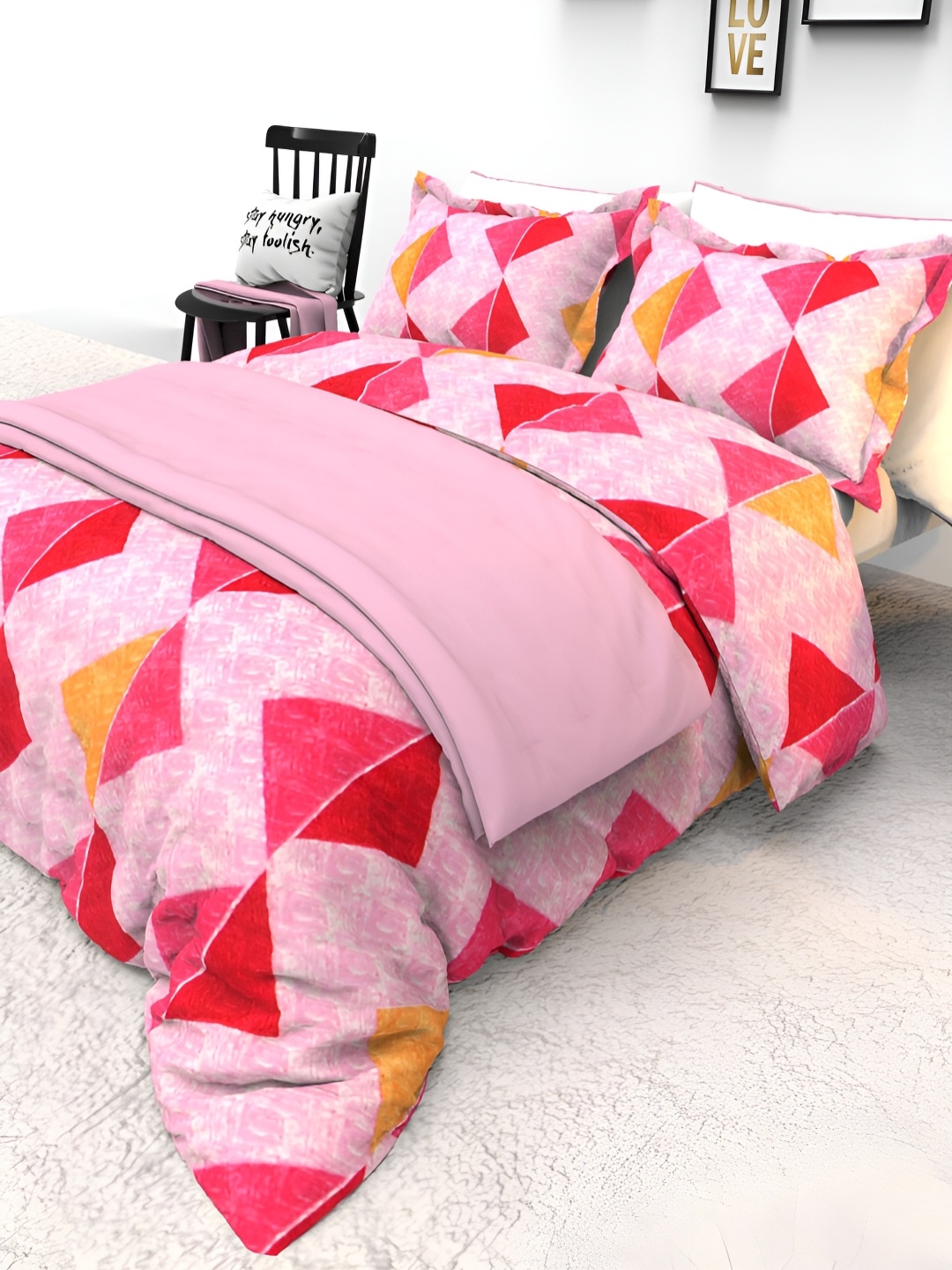 

THE WHITE MOSS Red & Pink Geometric Printed Cotton 130 TC Queen Bedsheet Set