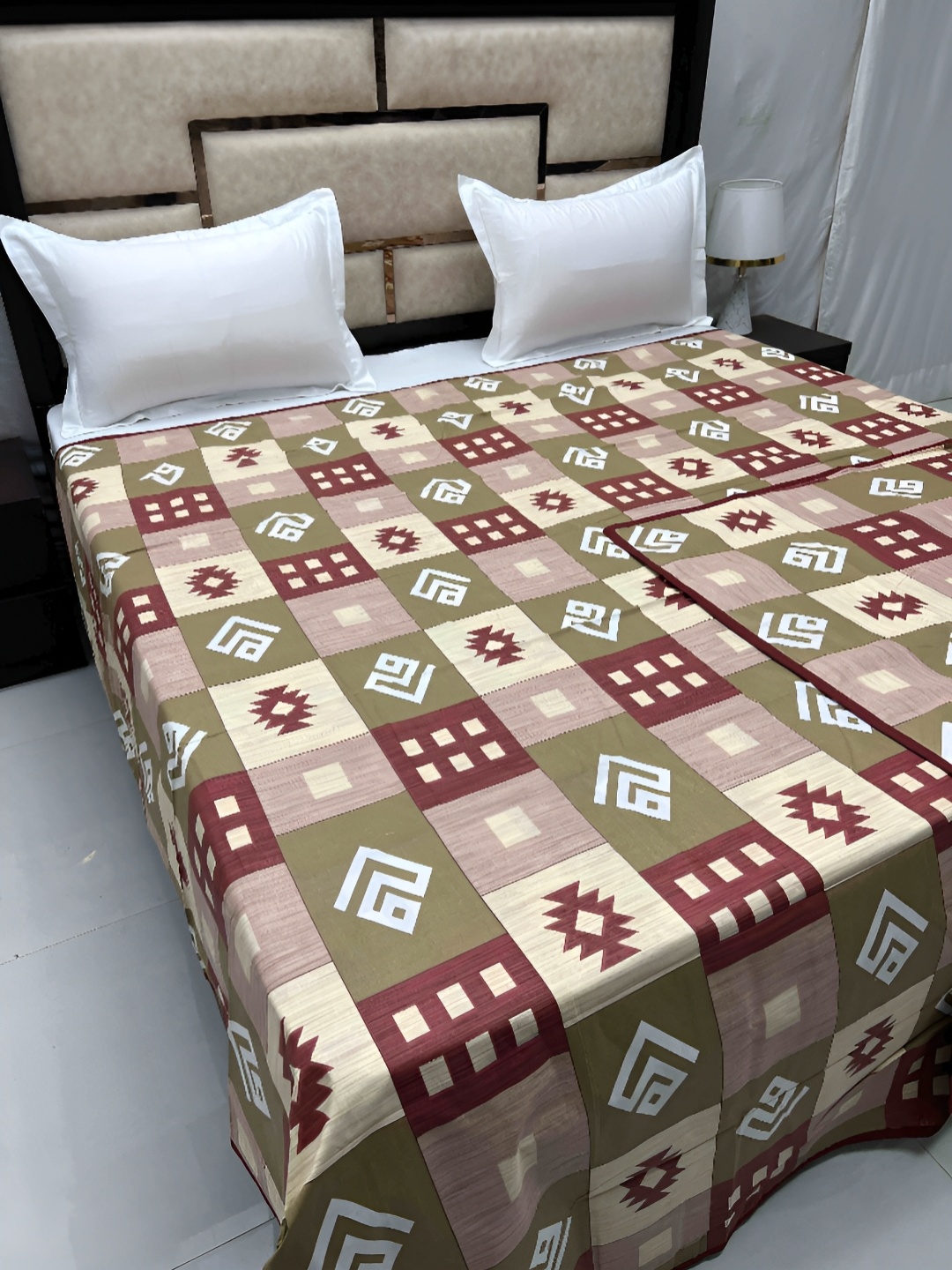 

Pure Decor Maroon & Olive Green Geometric Printed 300 TC Cotton Super King Duvet Cover