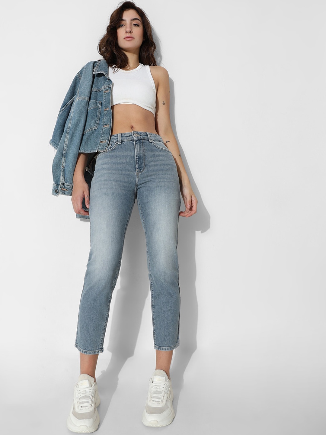 

ONLY Women ONLEMILY Slim Fit Mid-Rise Heavy Fade Clean Look Stretchable Cropped Jeans, Blue