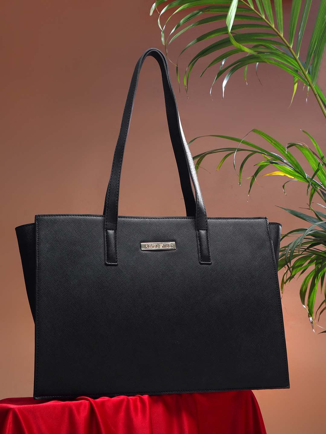 

LEGAL BRIBE Structured Shoulder Bag, Black