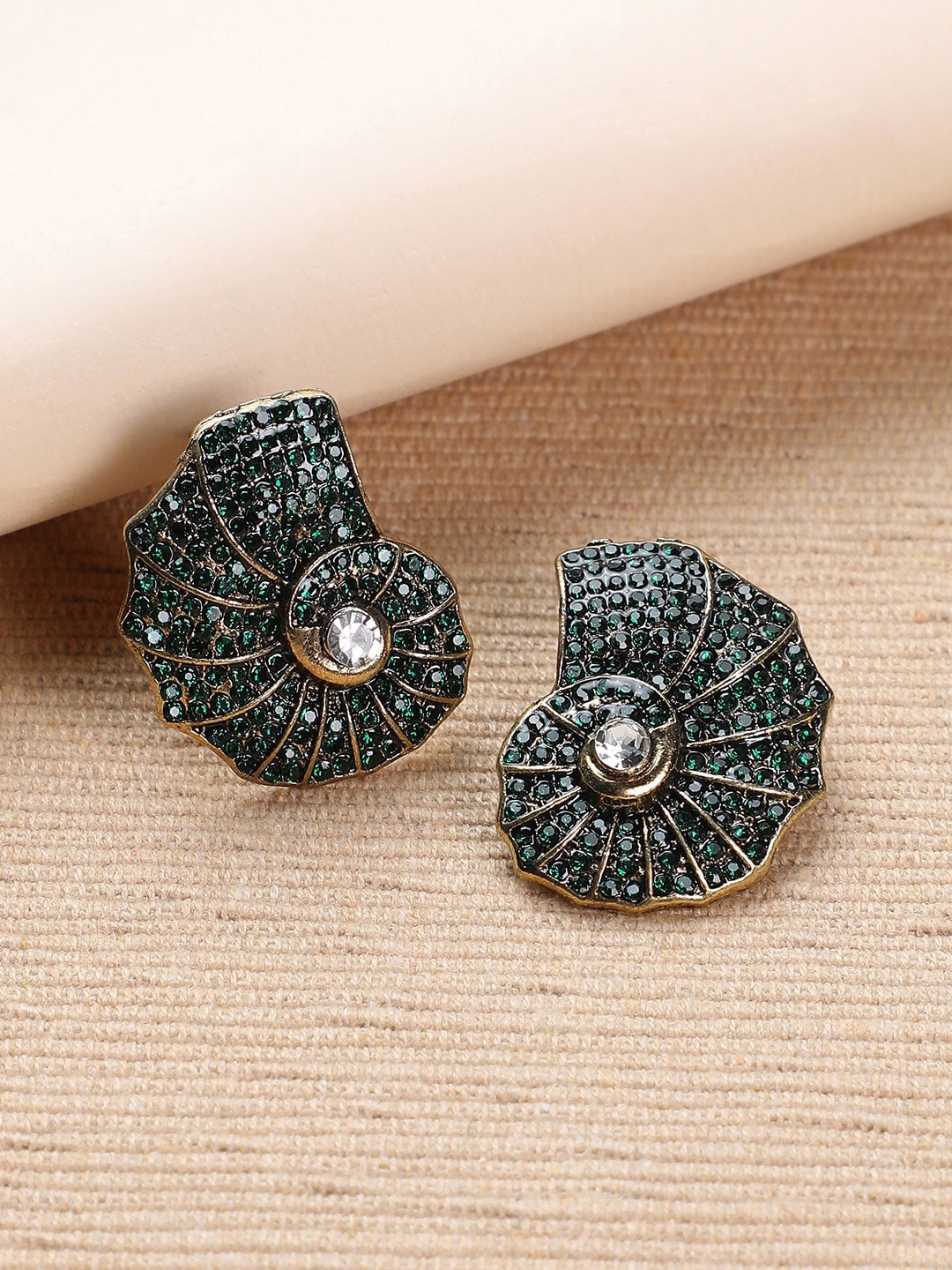 

DressBerry Gold-Plated Studded Contemporary Studs