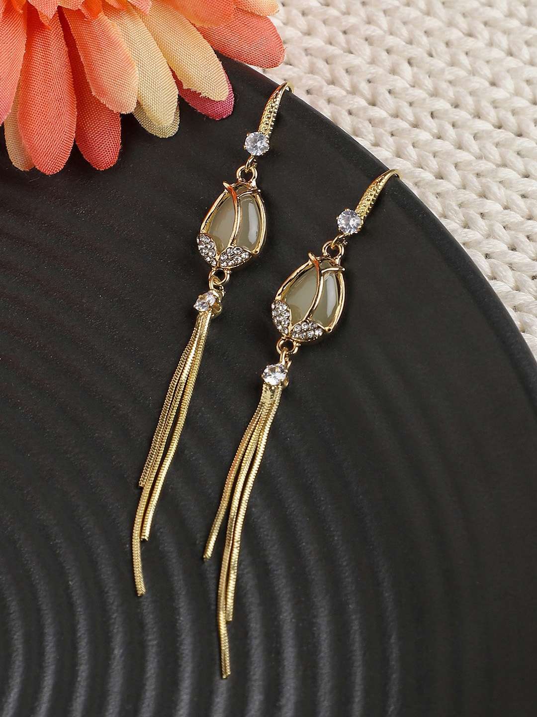 

DressBerry Gold-Plated Contemporary Drop Earrings