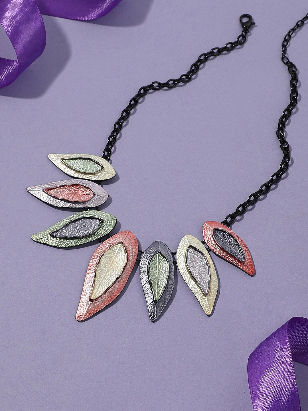 

DressBerry Black Leaf Detail Statement Necklace