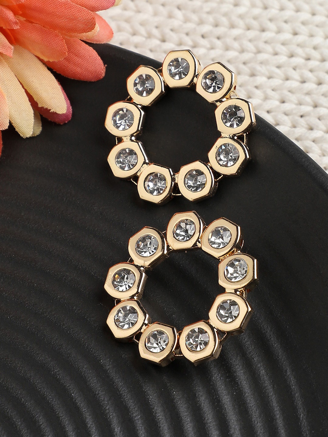 

DressBerry Gold-Plated Contemporary Studs Earrings