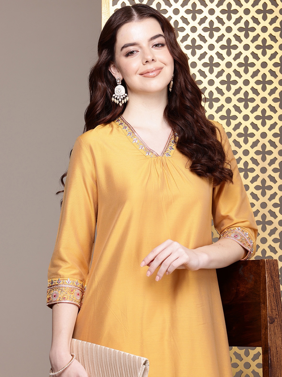 

House of Pataudi Floral Yoke Design V-Neck Thread Work Detail Jashn Kurta, Yellow
