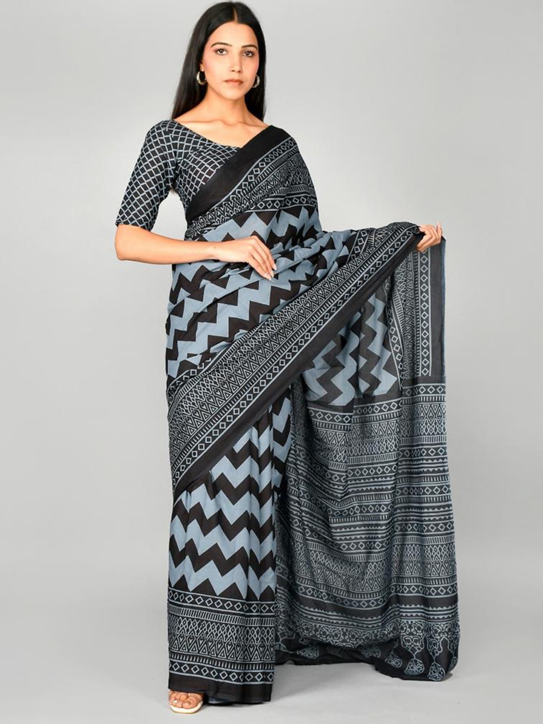 

clothonus Geometric Printed Pure Cotton Block Print Saree, Black