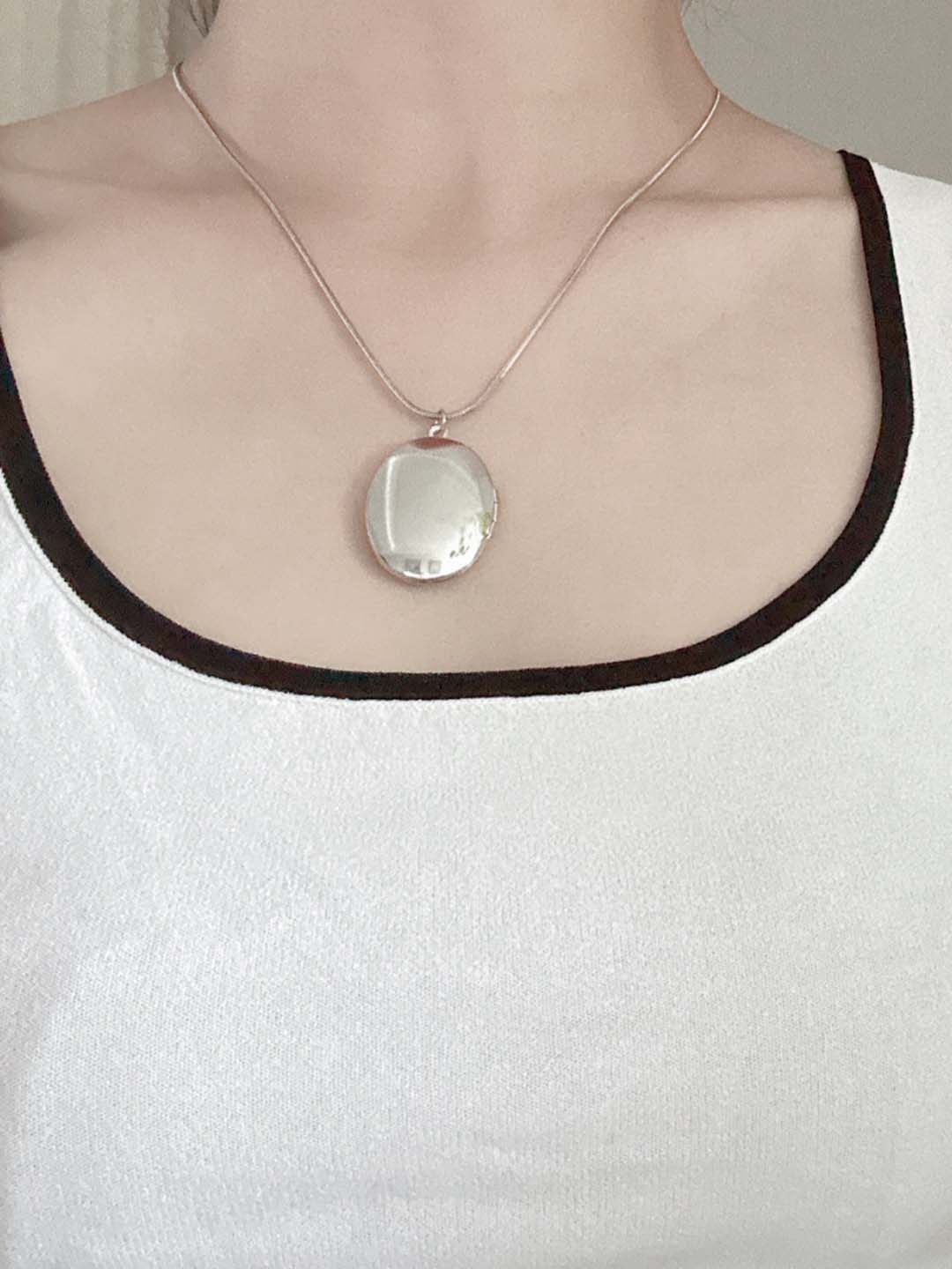 

SALTY Women Oval-Charm Openable Pendant with Chain, Silver