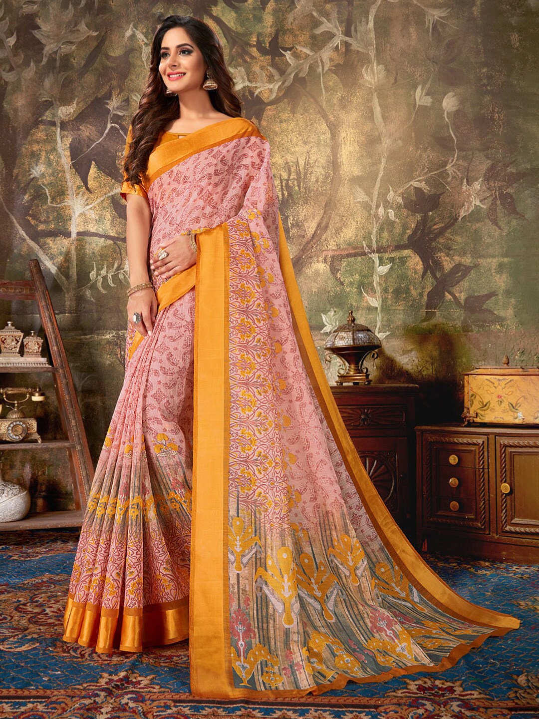 

Ishin Ethnic Motifs Printed Saree, Peach