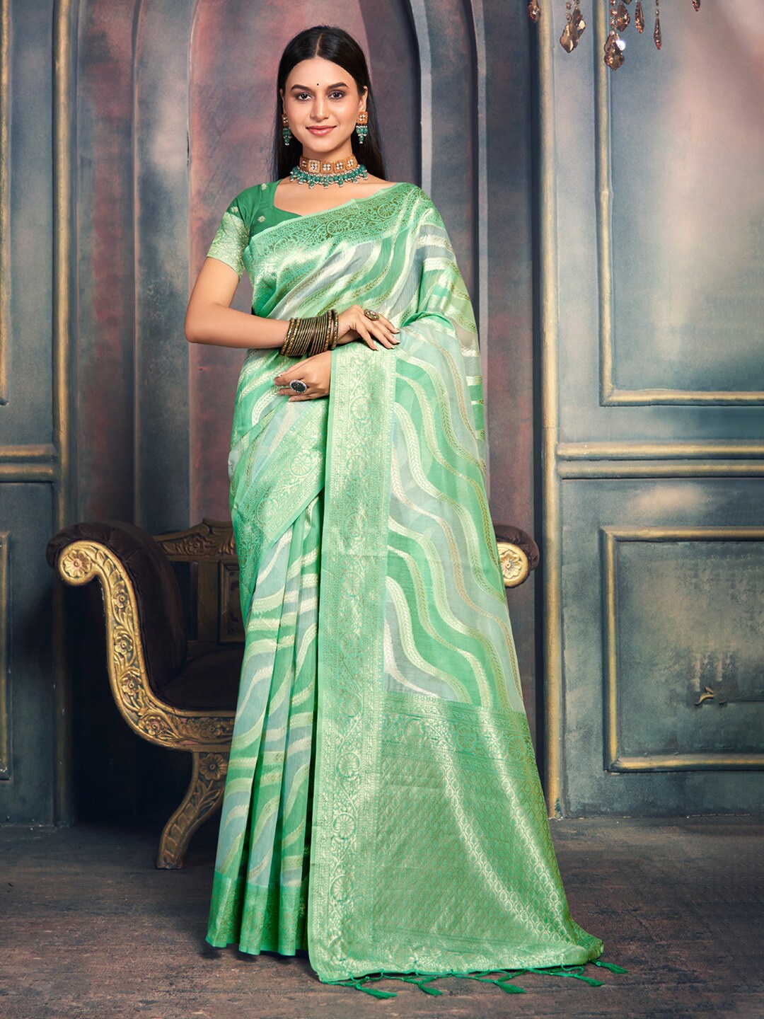 

Ishin Ethnic Motif Woven Design Zari Saree, Green