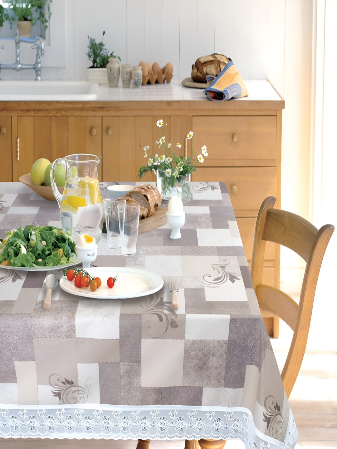

Freelance Brown Geometric Printed Waterproof Crack Resistant 4-Seater Table Cover