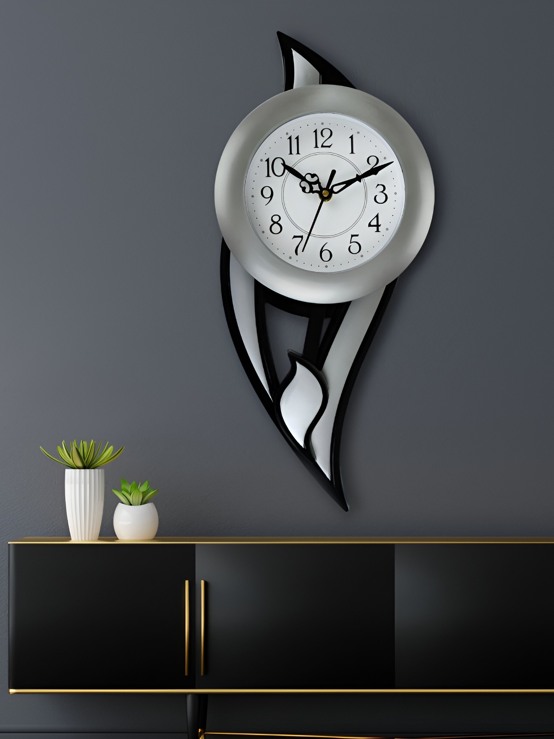 

Attractionz Silver-Toned & Black Contemporary Round Shaped Wall Clock