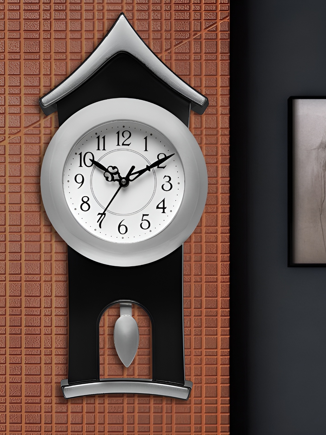 

Attractionz Silver-Toned & White Textured Round Shaped Contemporary Wall Clock