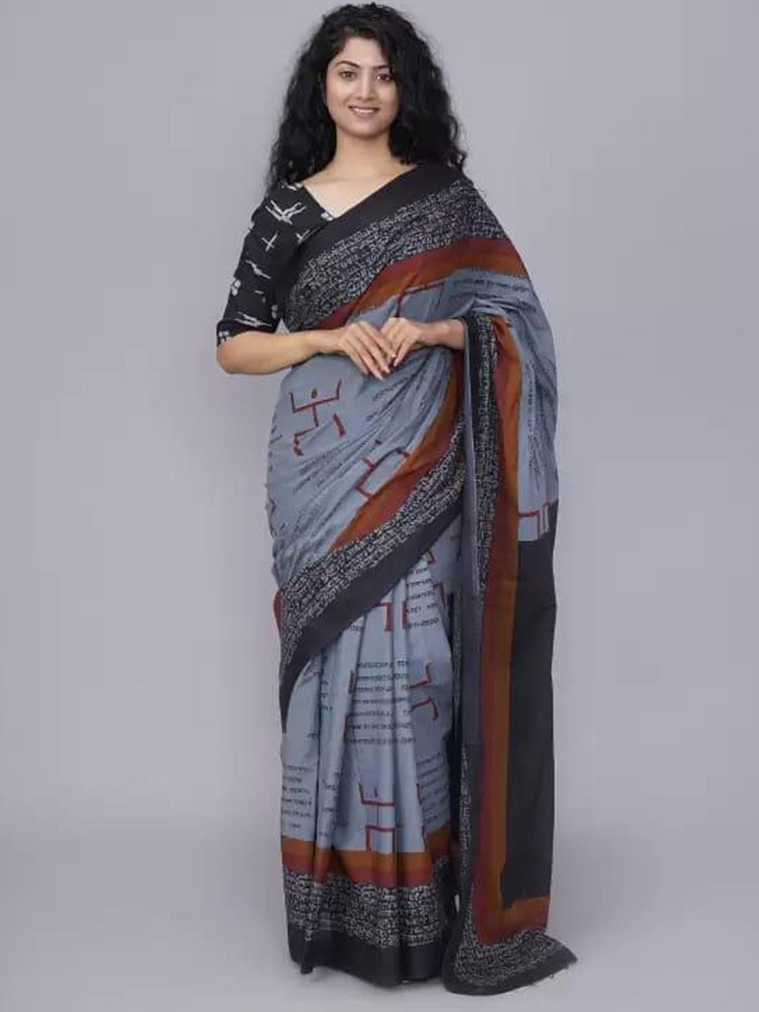 

KIAARON Typography Printed Pure Cotton Saree, Grey