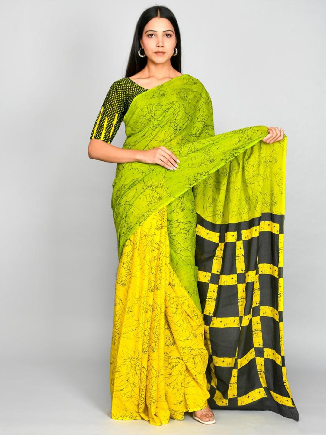 

KIAARON Abstract Block Print Saree, Green