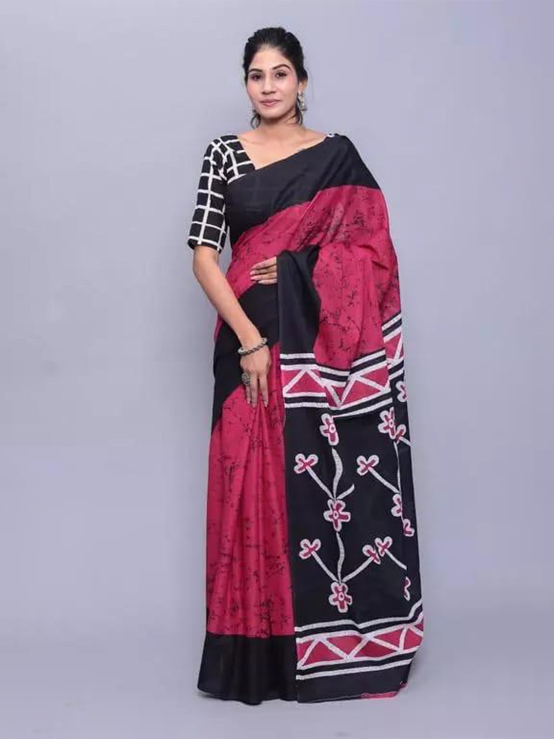 

KIAARON Tie and Dye Block Print Saree, Pink