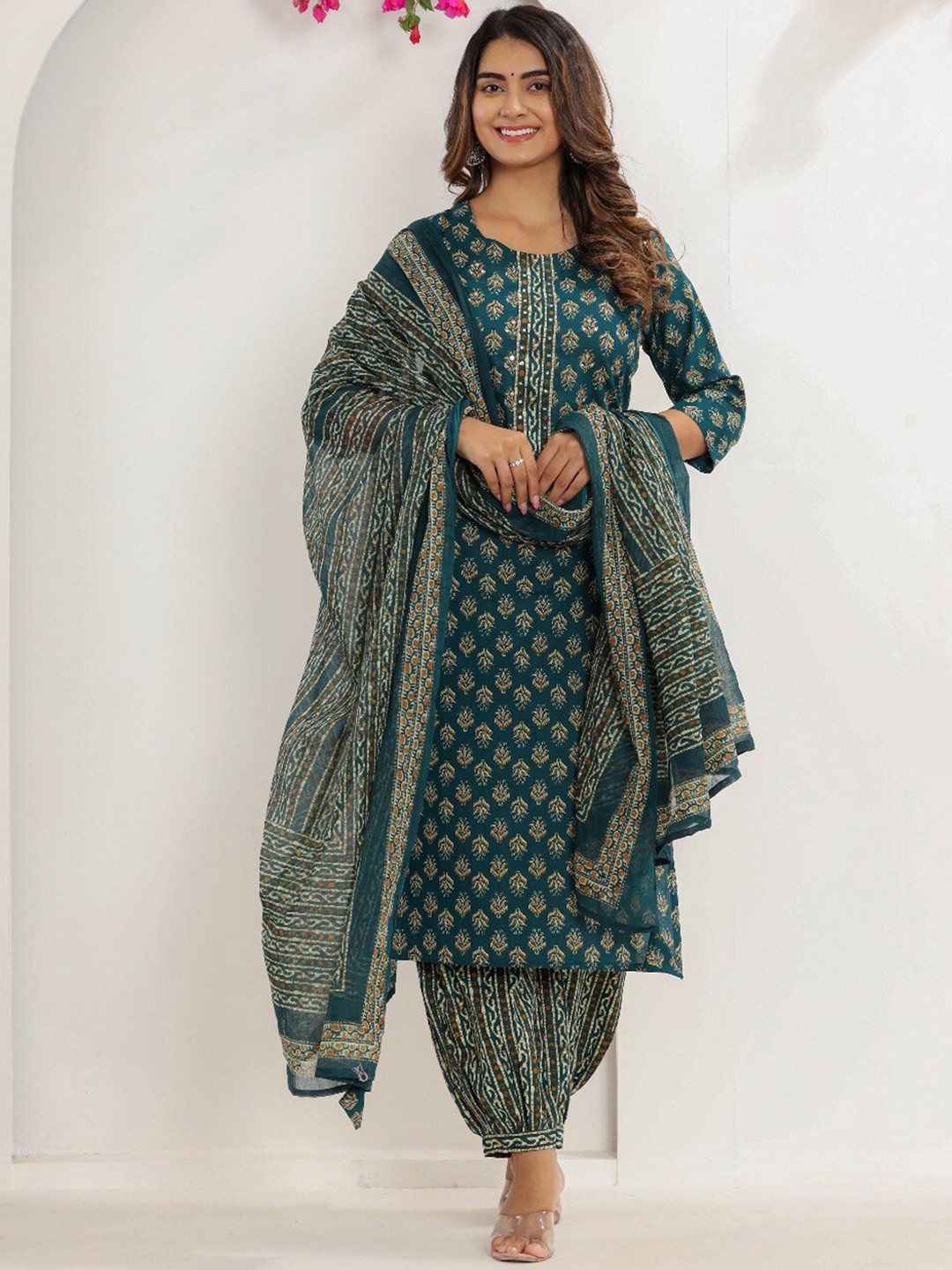 

Meena Bazaar Ethnic Motifs Printed Round Neck Three-Quarter Sleeves Cotton Kurta Set, Green