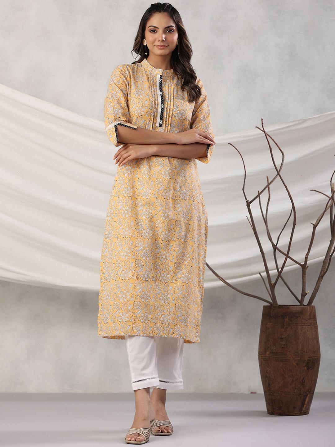 

GILLORI Floral Printed Regular Straight Pure Cotton Kurta with Trousers, Yellow