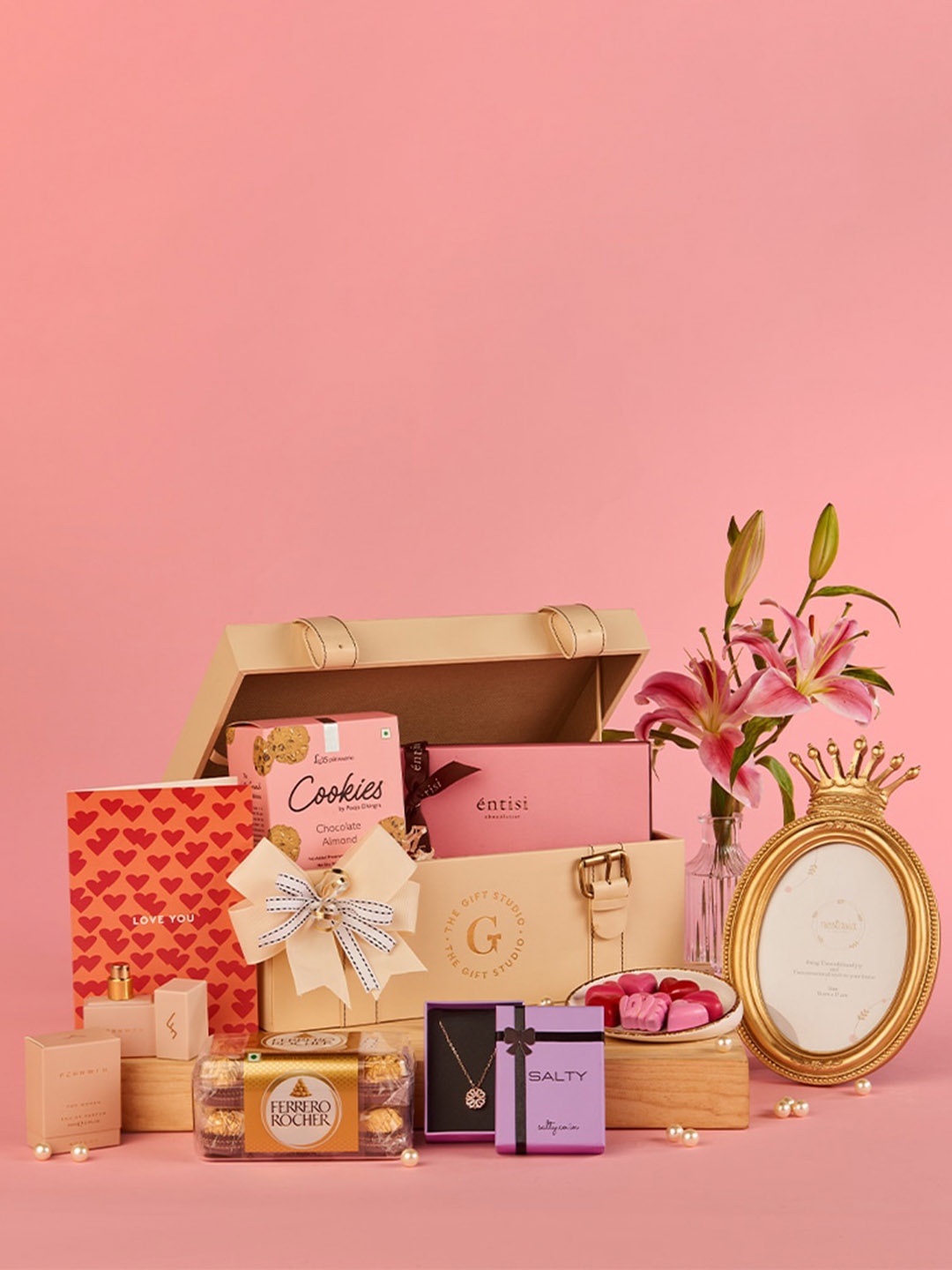 

The Gift Studio Dazzling Diva Box- 2500 gm, Red