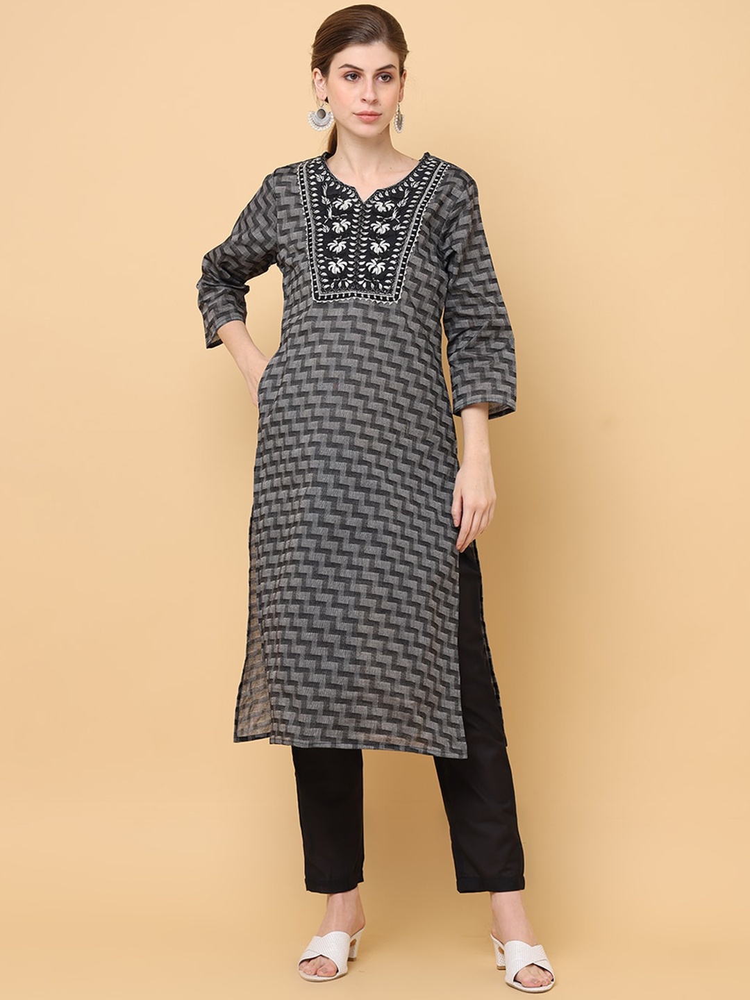 

aayusika Checked Printed Notched Neck Cotton Straight Kurta, Black