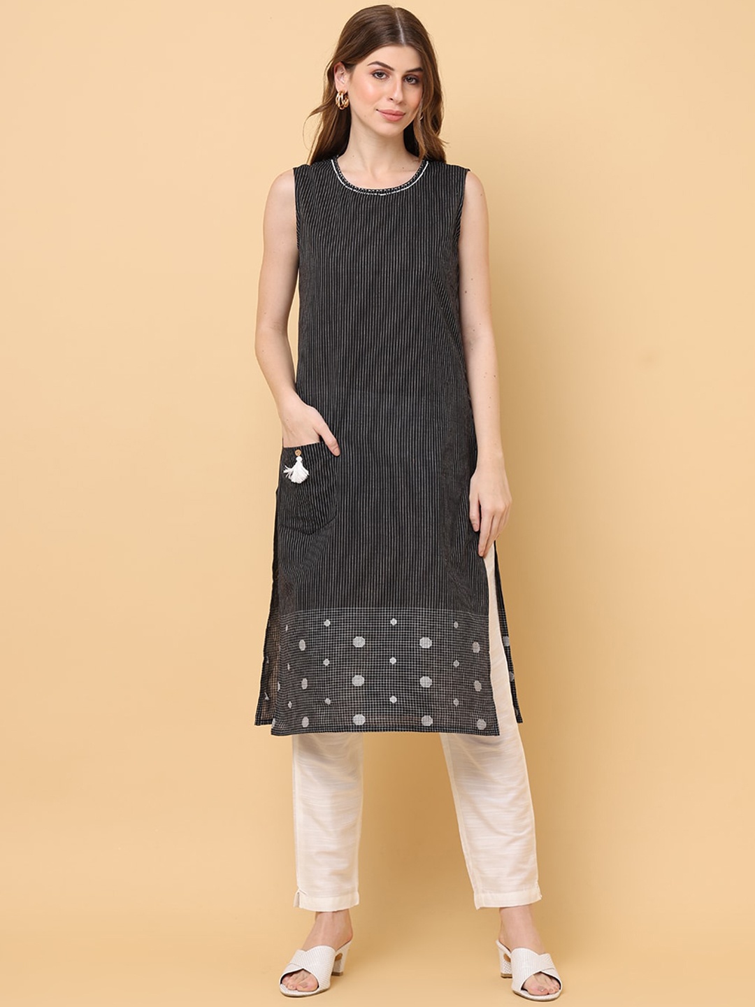 

aayusika Striped Round Neck Sleeveless Straight Kurta, Black