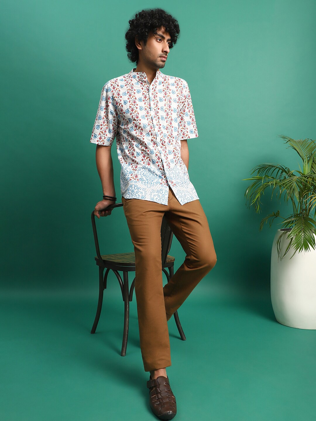 

Sangria Floral Printed Short Sleeves Mandarin Collar Cotton Shirt, White