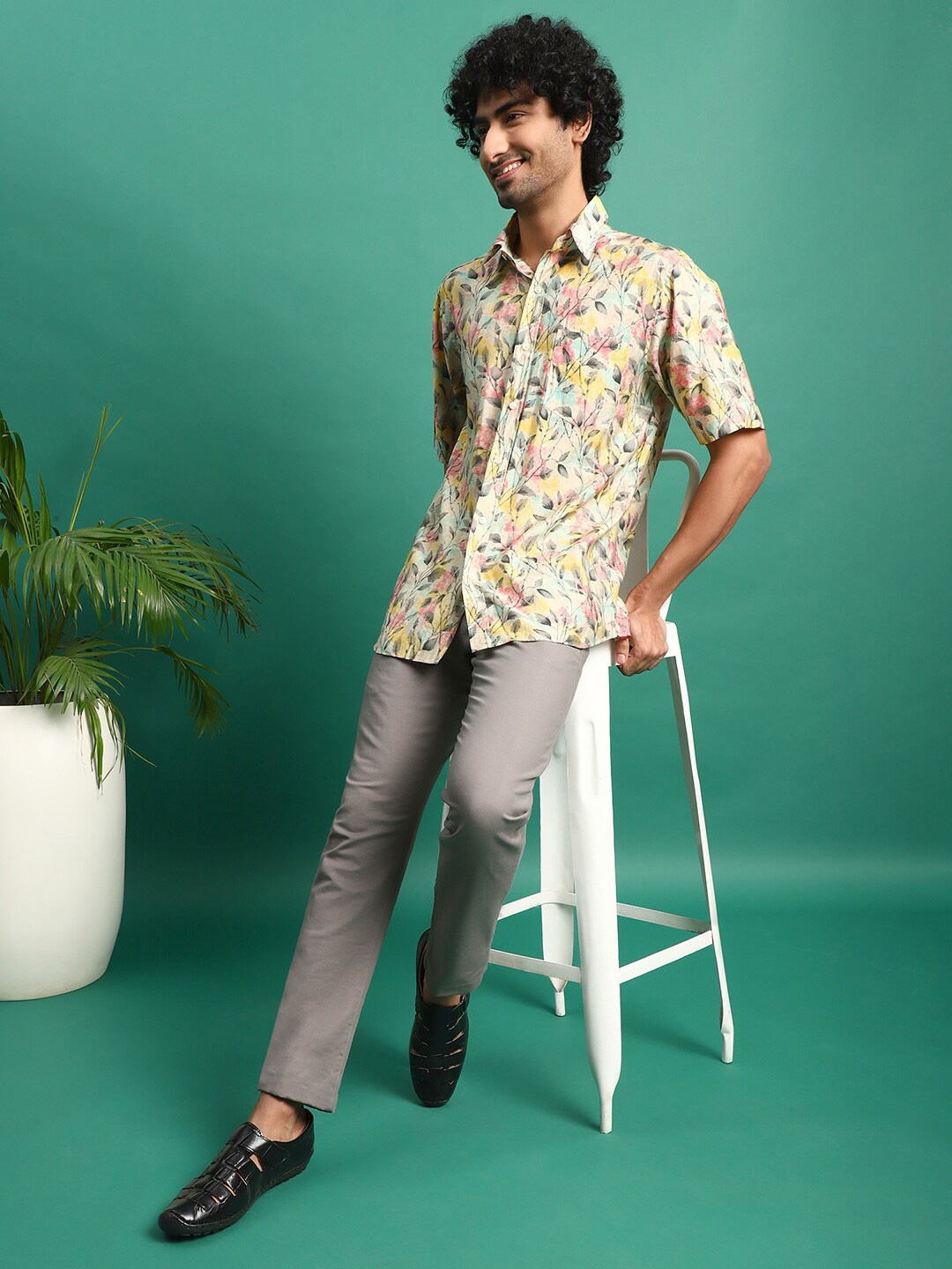 

Sangria Floral Printed Spread Collar Short Sleeves Shirt, Green