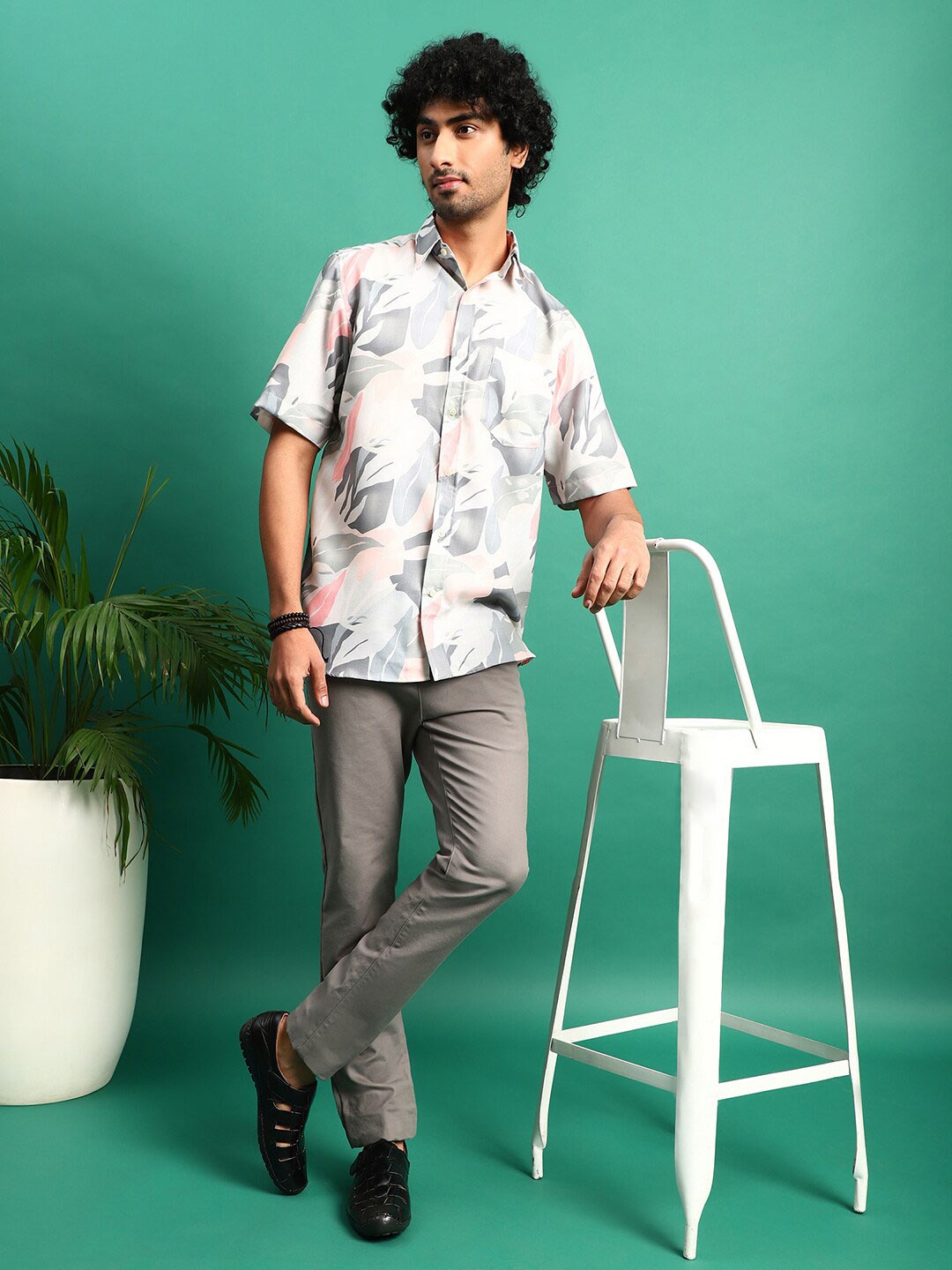 

Sangria Floral Printed Spread Collar Shirts, Grey