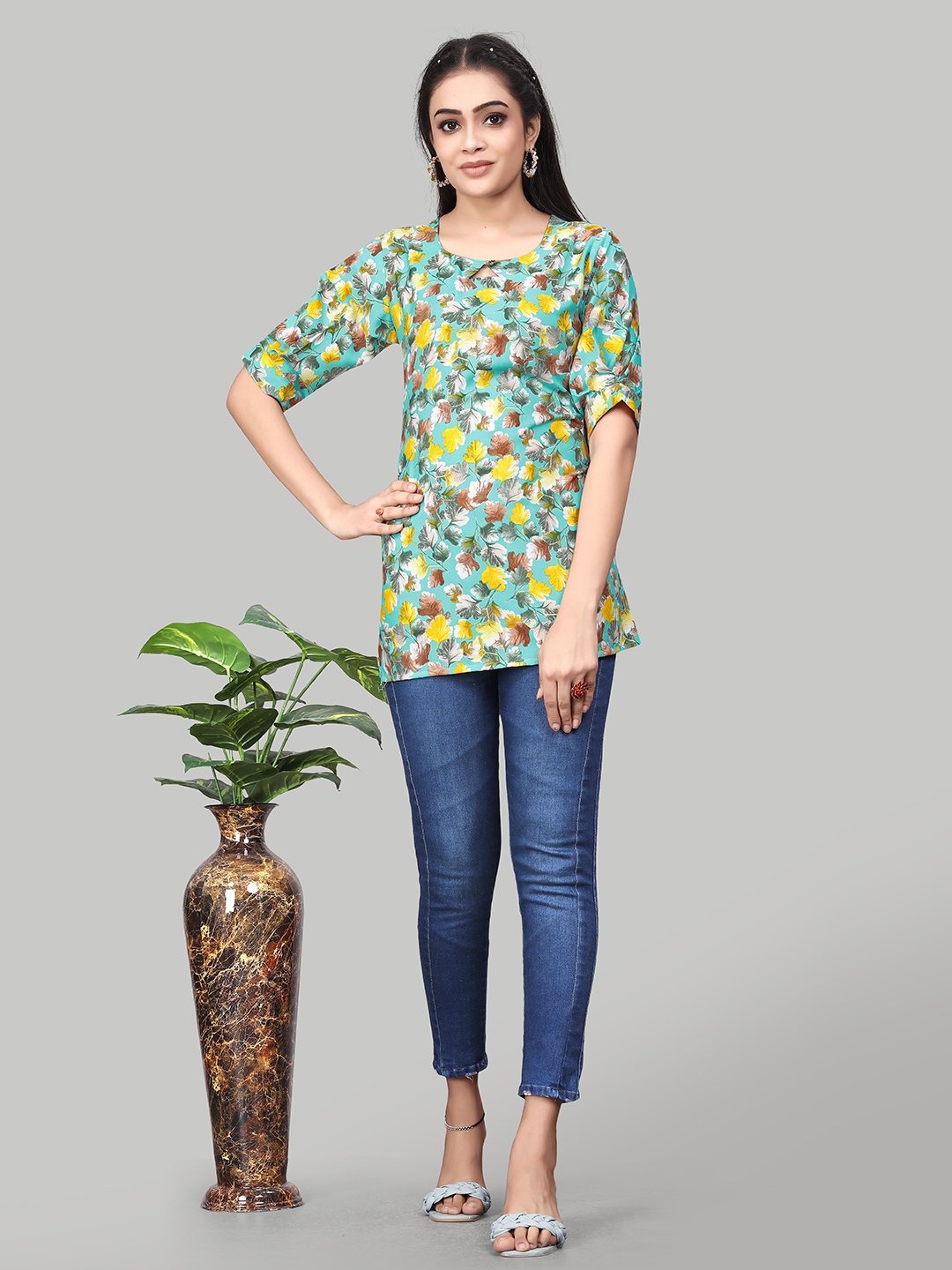 

ZELZIS Floral Printed Round Neck Straight Kurti, Green