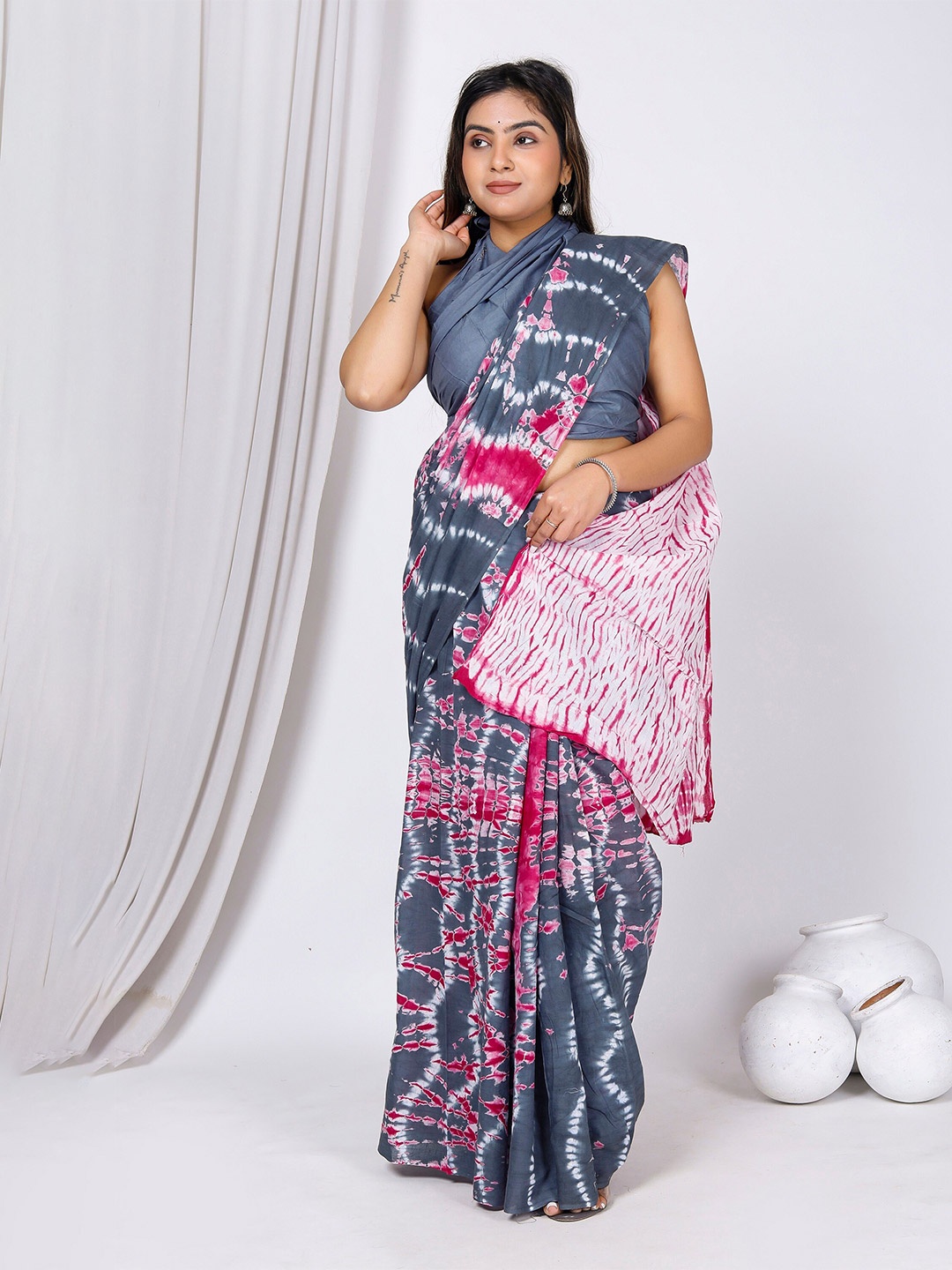 

Sanganeri Print Tie and Dye Pure Cotton Bagru Saree, Grey