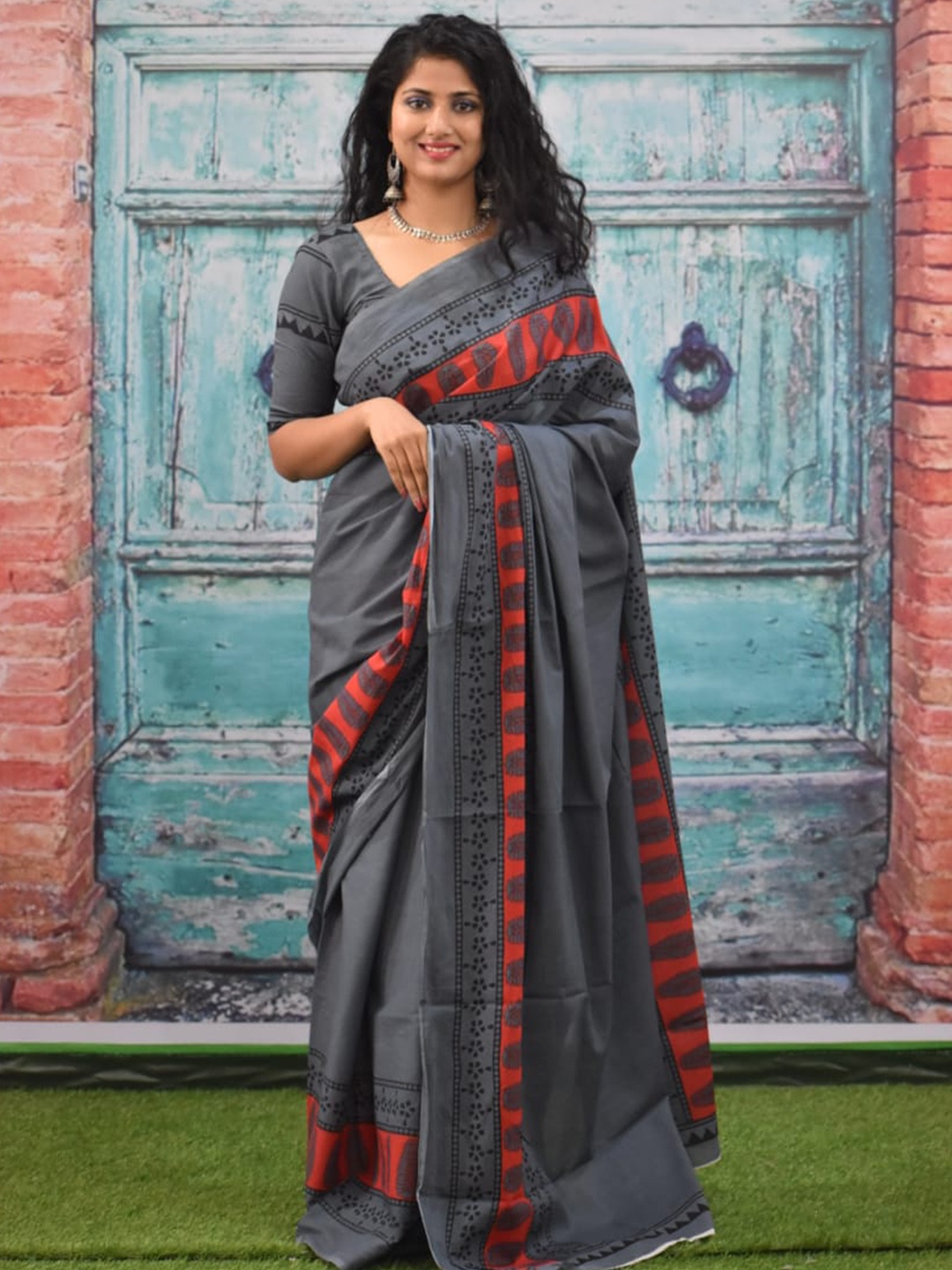 

JAIPURI BLOCK PRINT Ethnic Motifs Printed Pure Cotton Ikat Saree, Grey