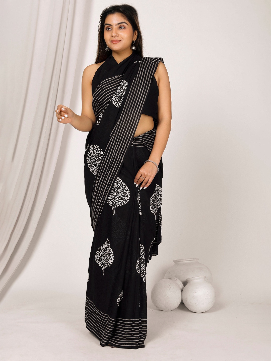 

JAIPURI BLOCK PRINT Floral Printed Pure Cotton Bagru Saree, Black