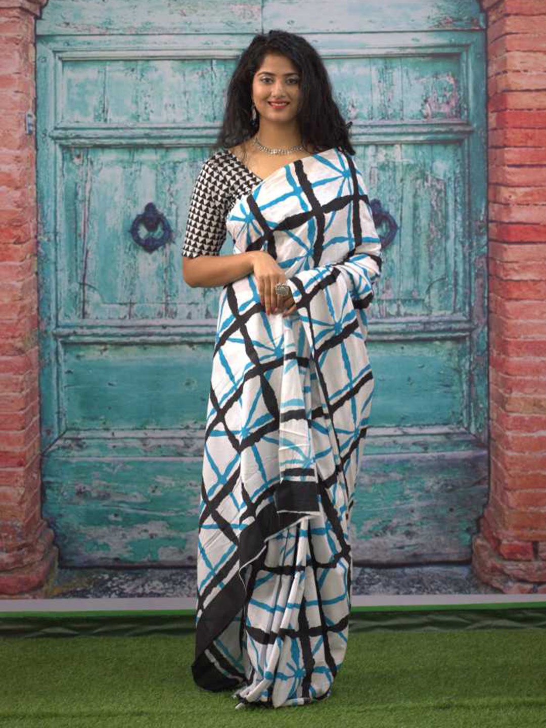 

JAIPURI BLOCK PRINT Geometric printed Pure Cotton Block Print Saree, White