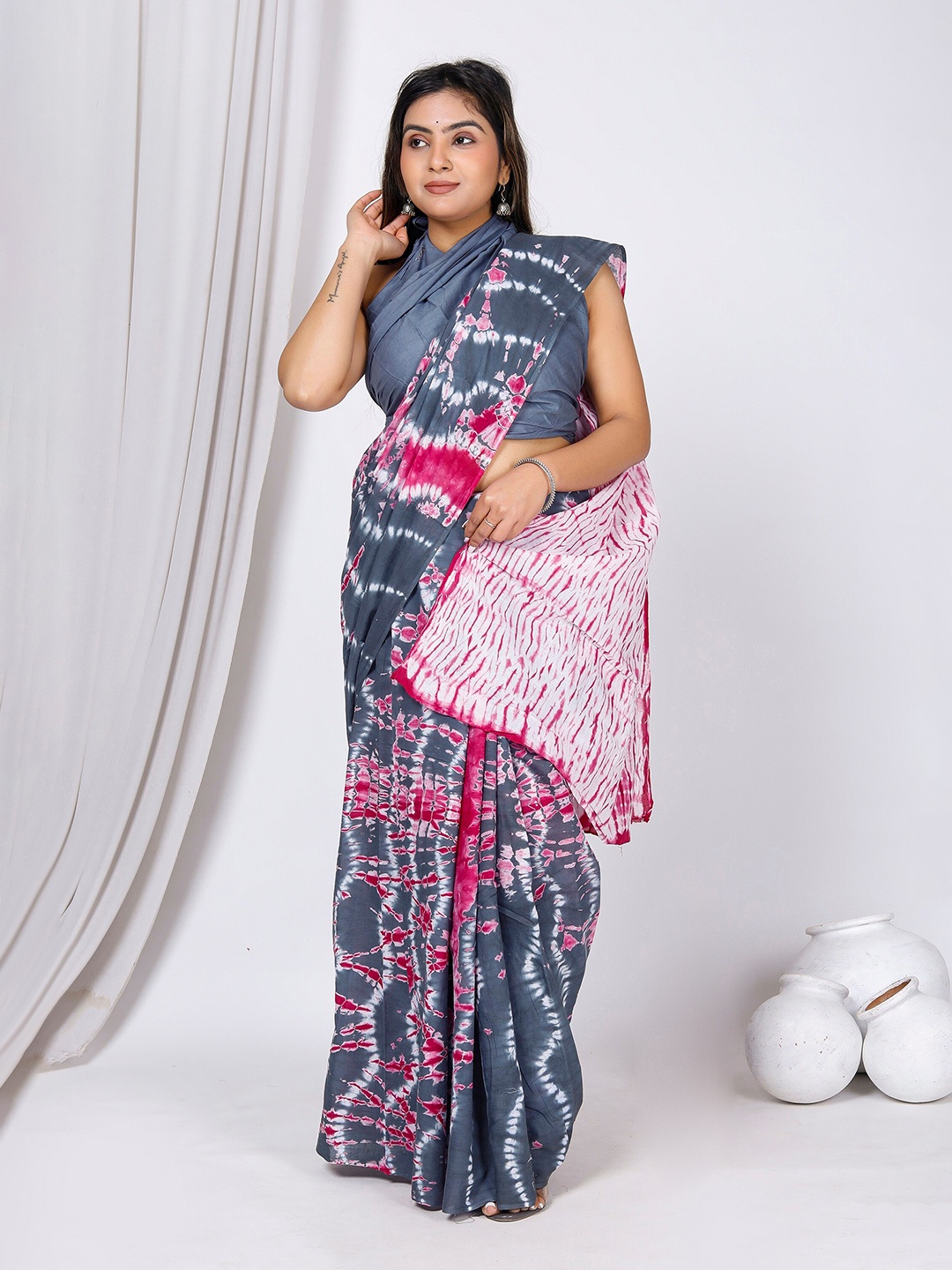 

JAIPURI BLOCK PRINT Leheriya Pure Cotton Bagru Saree, Grey