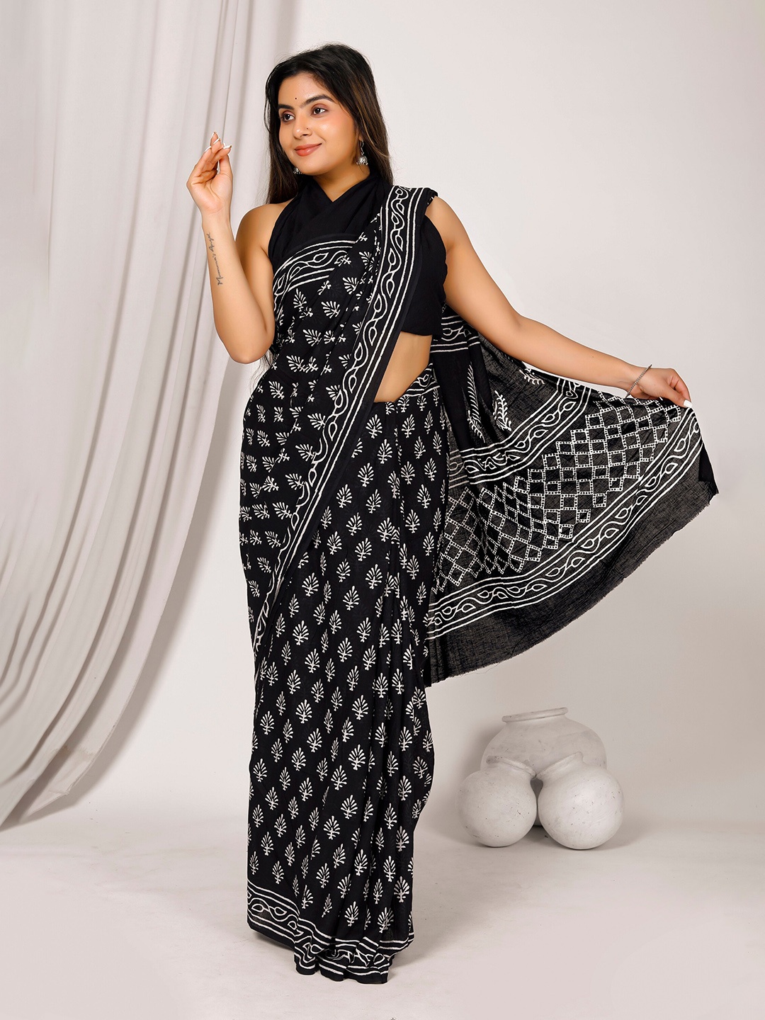 

JAIPURI BLOCK PRINT Floral Pure Cotton Ikat Saree, Black