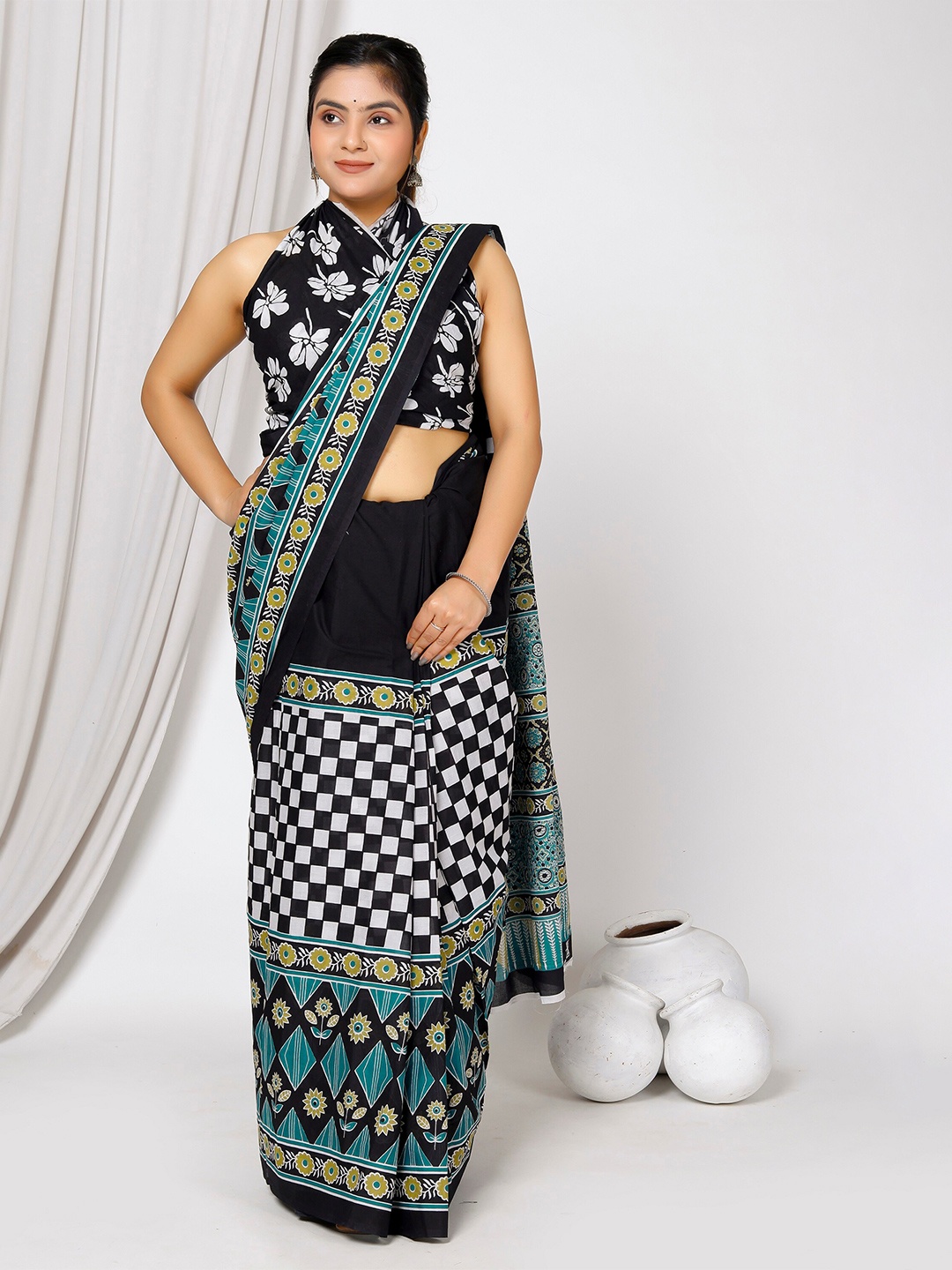 

JAIPURI BLOCK PRINT Checked Pure Cotton Block Print Saree, Black